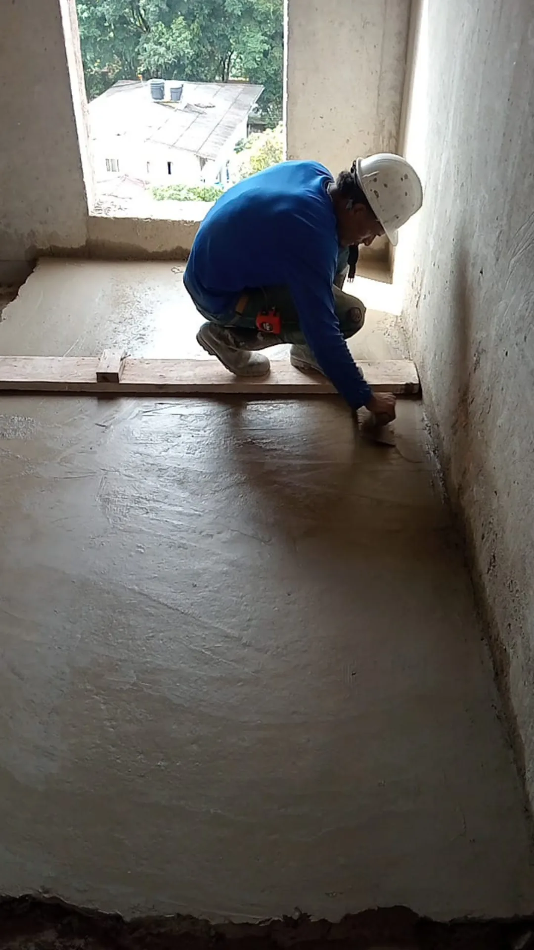 Aplicación de esmalte sobre el piso - Pintor en Medellín - Ramiro Goez Construcciones