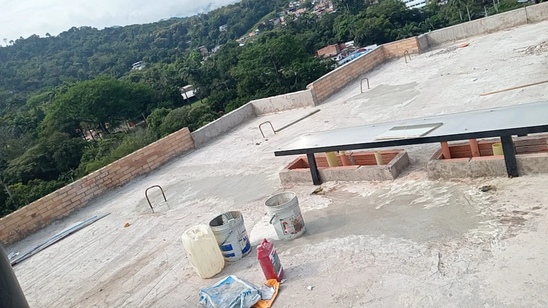Terraza con el impermeabilizante aplicado - Pintor en Medellín - Ramiro Goez Construcciones