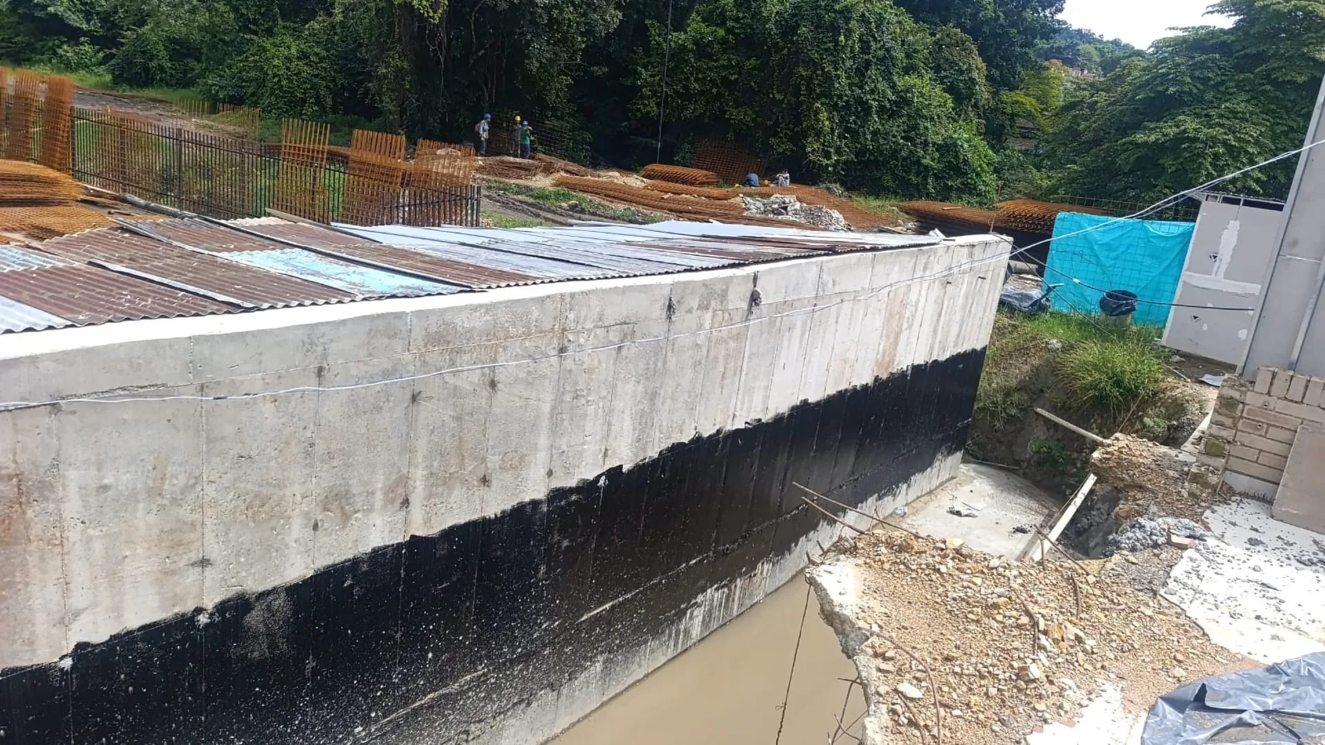 Impermeabilización del arranque de la viga - Pintor en Medellín - Ramiro Goez Construcciones