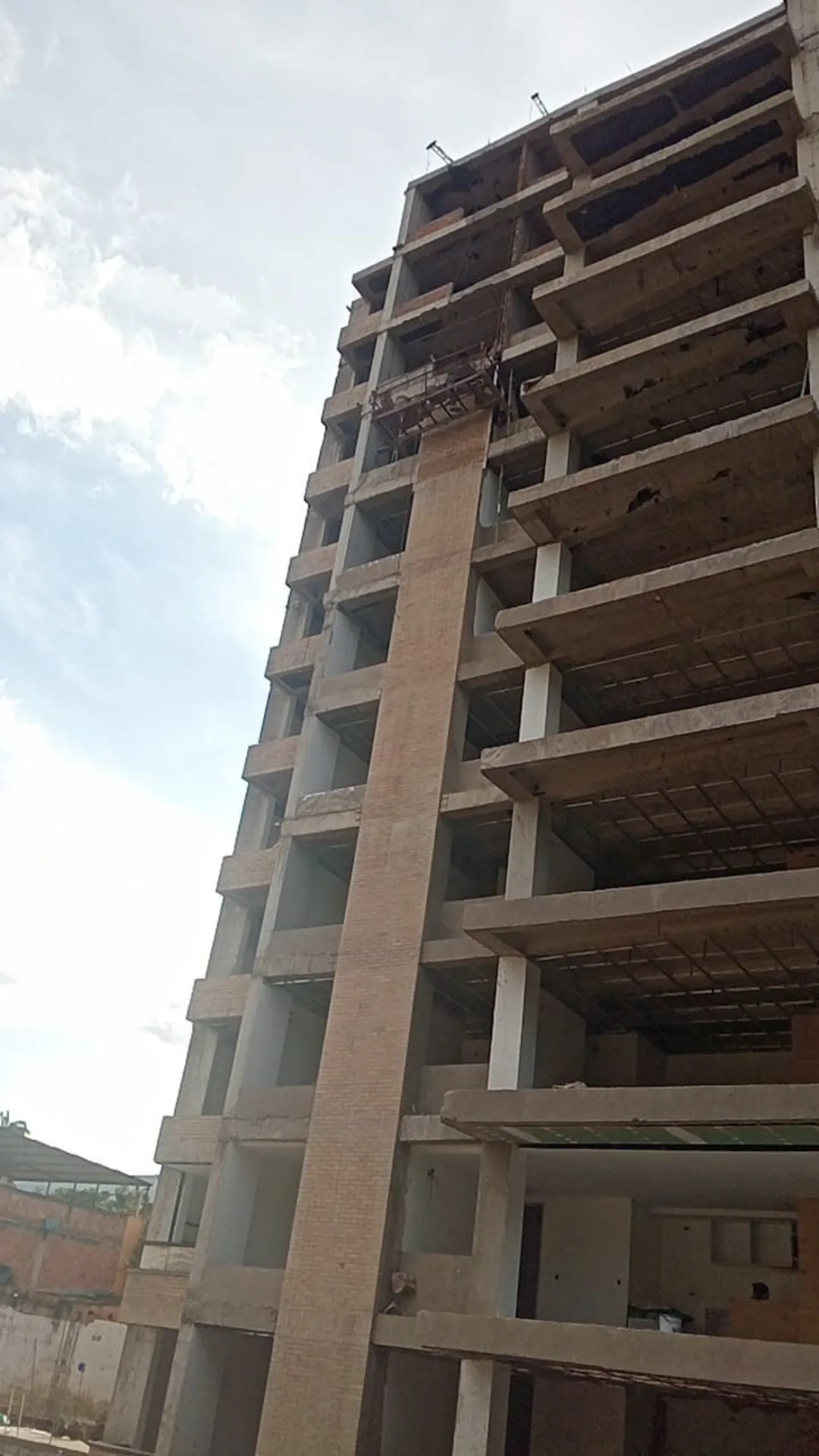 Torre de vivienda en construcción, vista de fachada - Construcción de Casas en Medellín - Ramiro Goez Construcciones