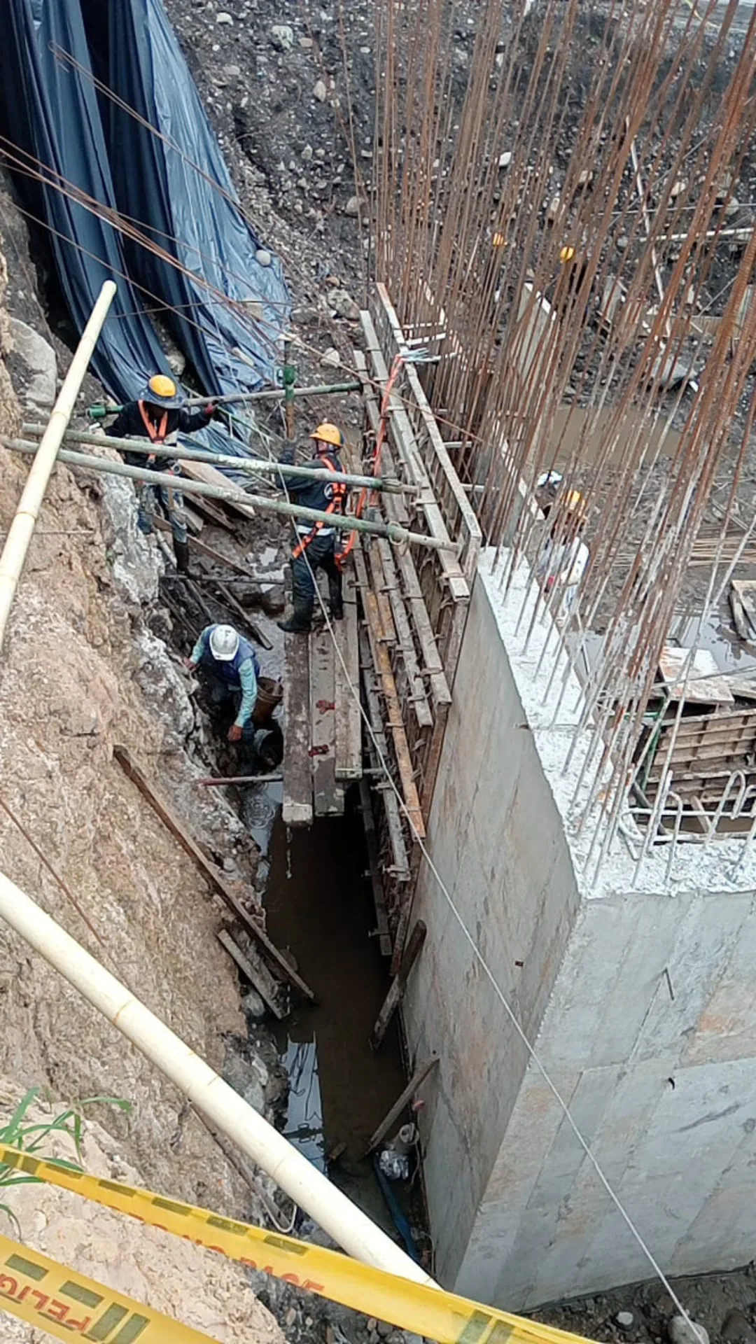 Trabajo de cimentación con presencia de agua en el terreno - Construcción de Casas en Medellín - Ramiro Goez Construcciones