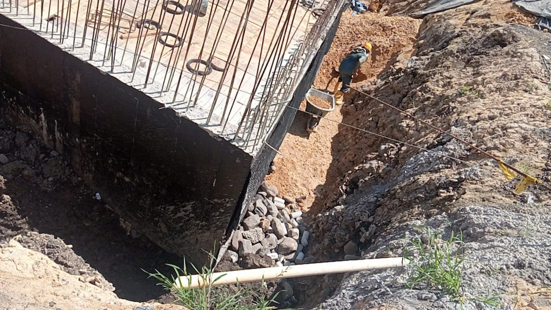 Extendido del recebo compactado para el contrapiso - Construcción de Casas en Medellín - Ramiro Goez Construcciones