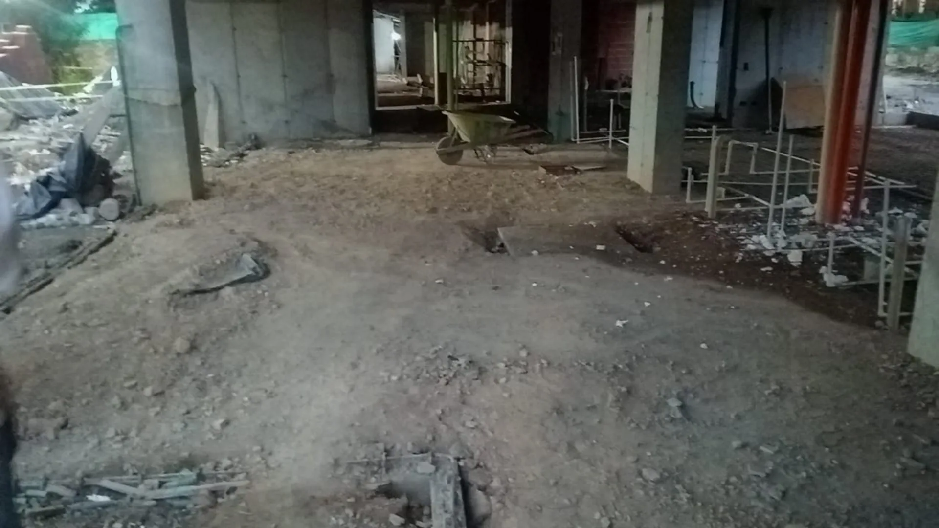 Obra con las columnas fundidas y las redes de agua potable colocadas - Construcción de Casas en Medellín - Ramiro Goez Construcciones