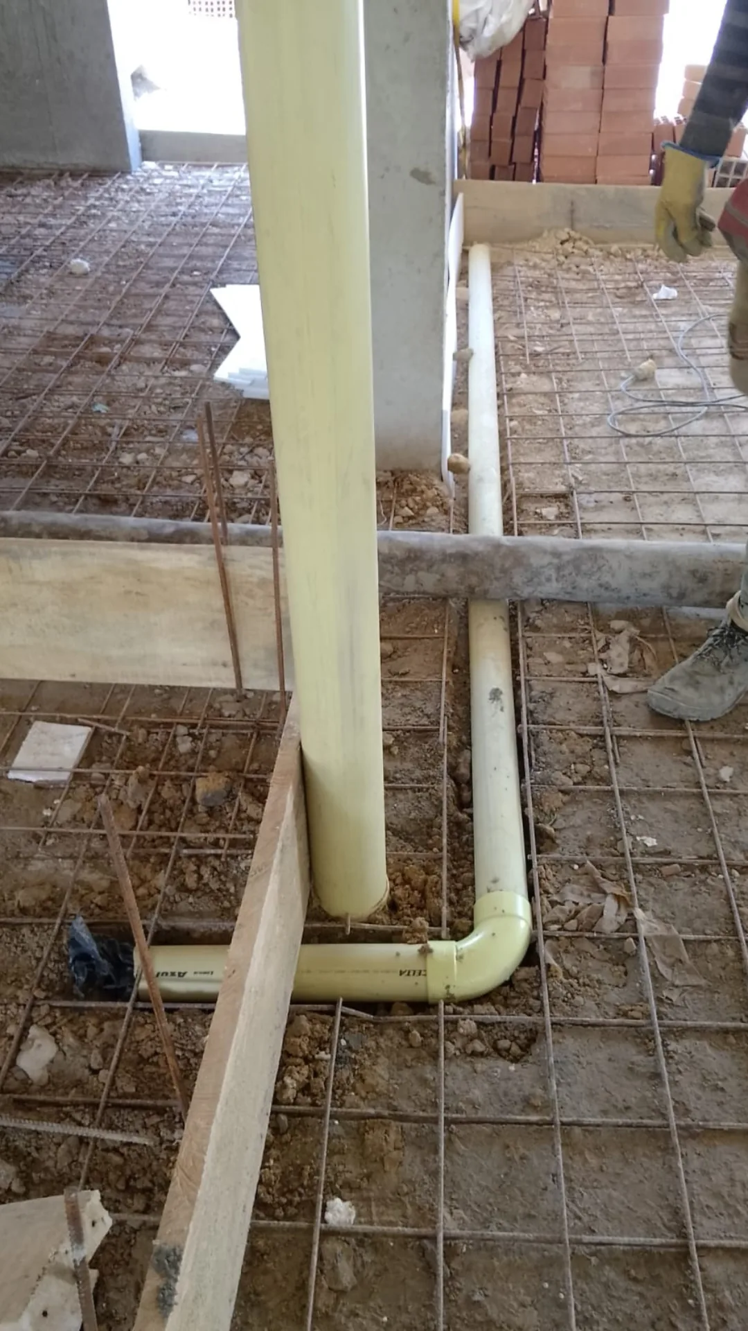 Piso formaleteado y con el desagüe listo para fundir - Construcción de Casas en Medellín - Ramiro Goez Construcciones