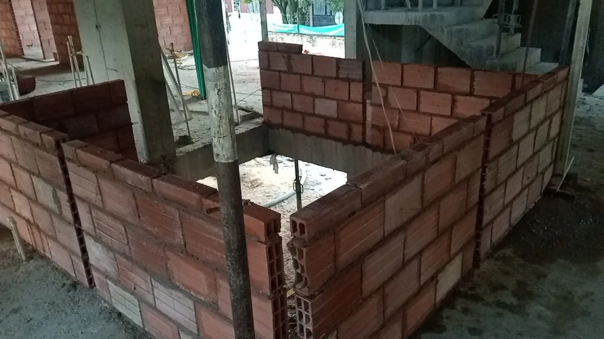 Muros del punto fijo (escaleras y ascensor) de la obra - Construcción de Casas en Medellín - Ramiro Goez Construcciones