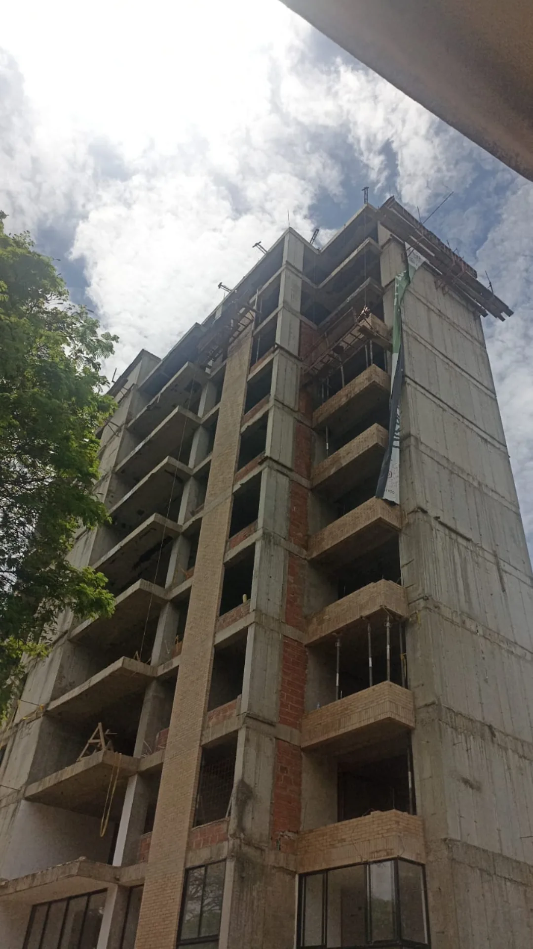 Torre de apartamentos en obra - Contratista de Construcción en Medellín - Ramiro Goez Construcciones