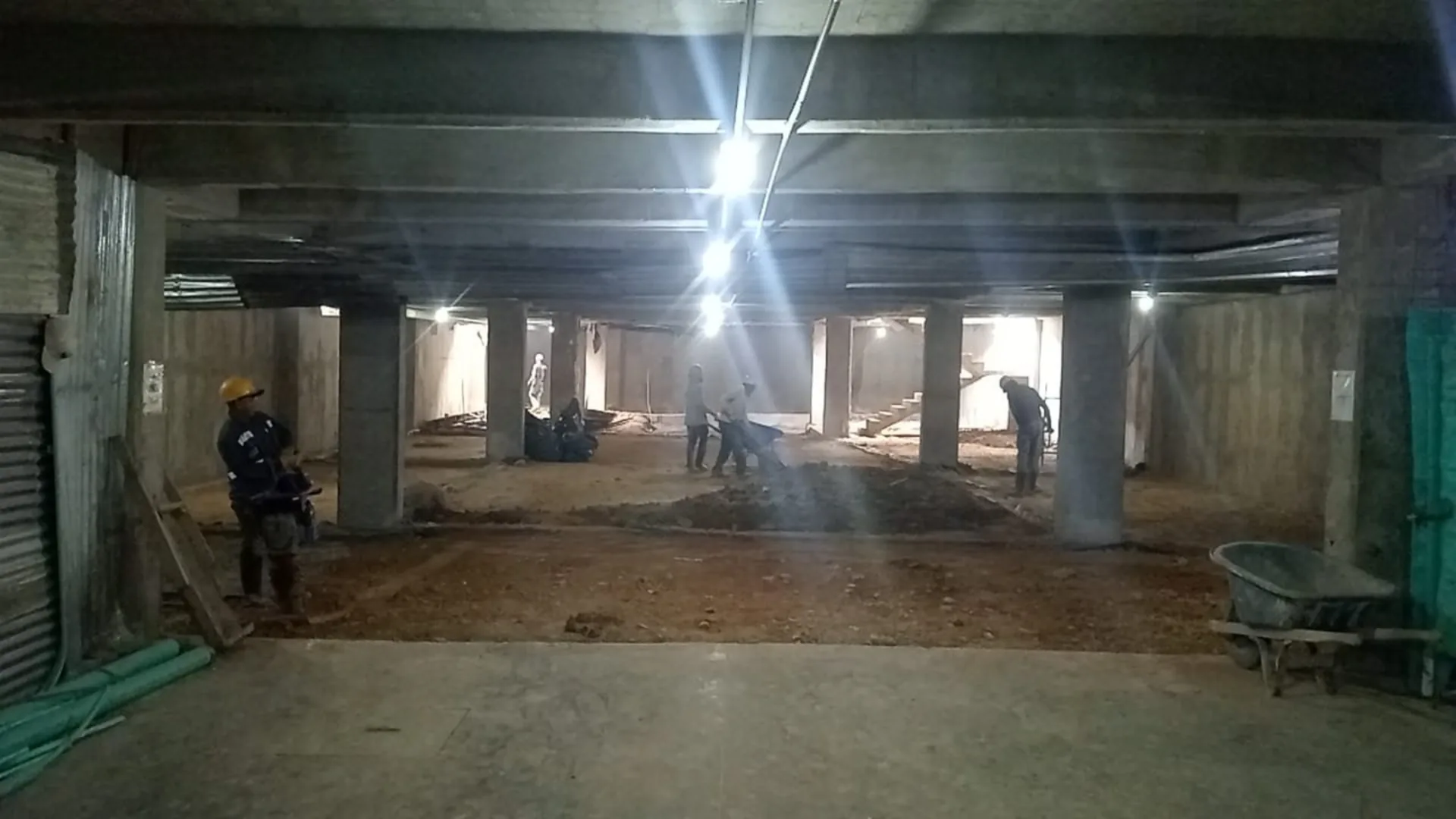 Cuadrilla trabajando en el sótano de una torre - Contratista de Construcción en Medellín - Ramiro Goez Construcciones