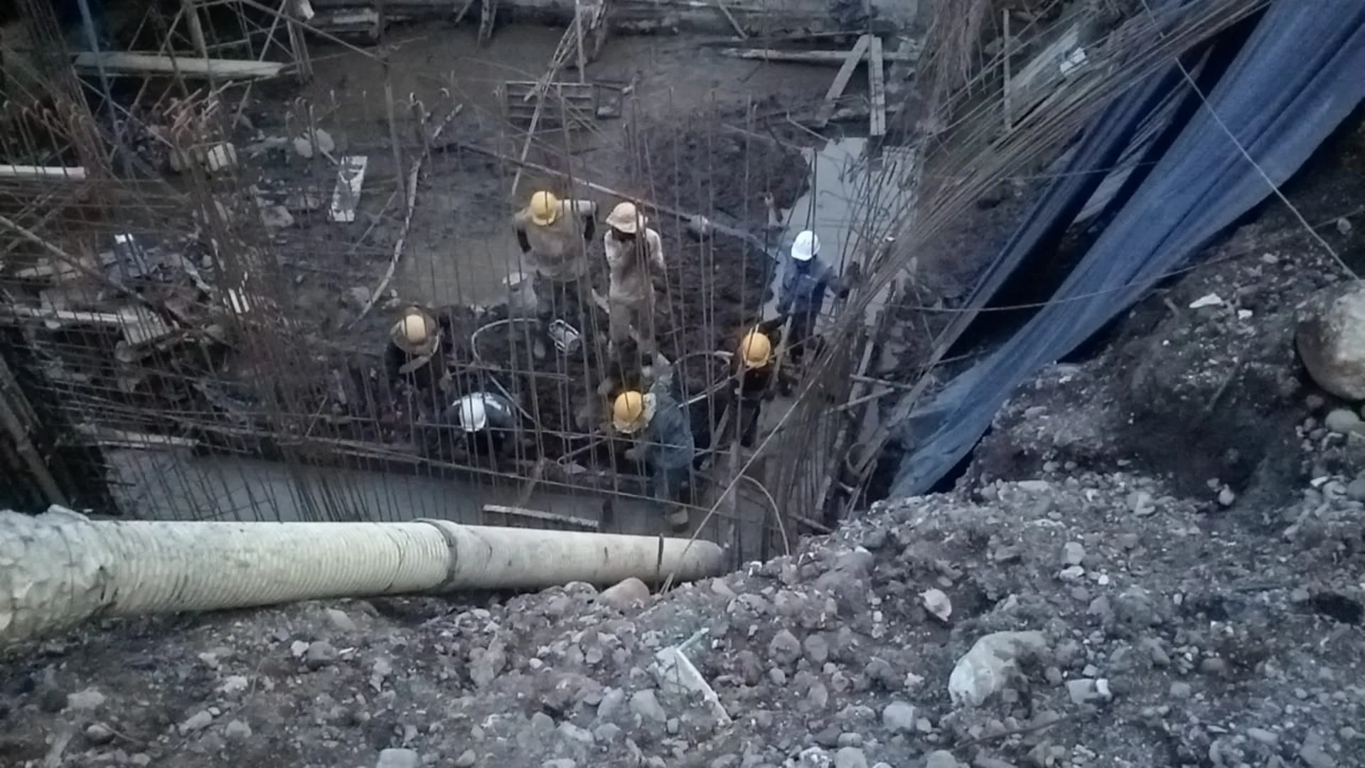 Cuadrilla trabajando en la cimentación - Contratista de Construcción en Medellín - Ramiro Goez Construcciones