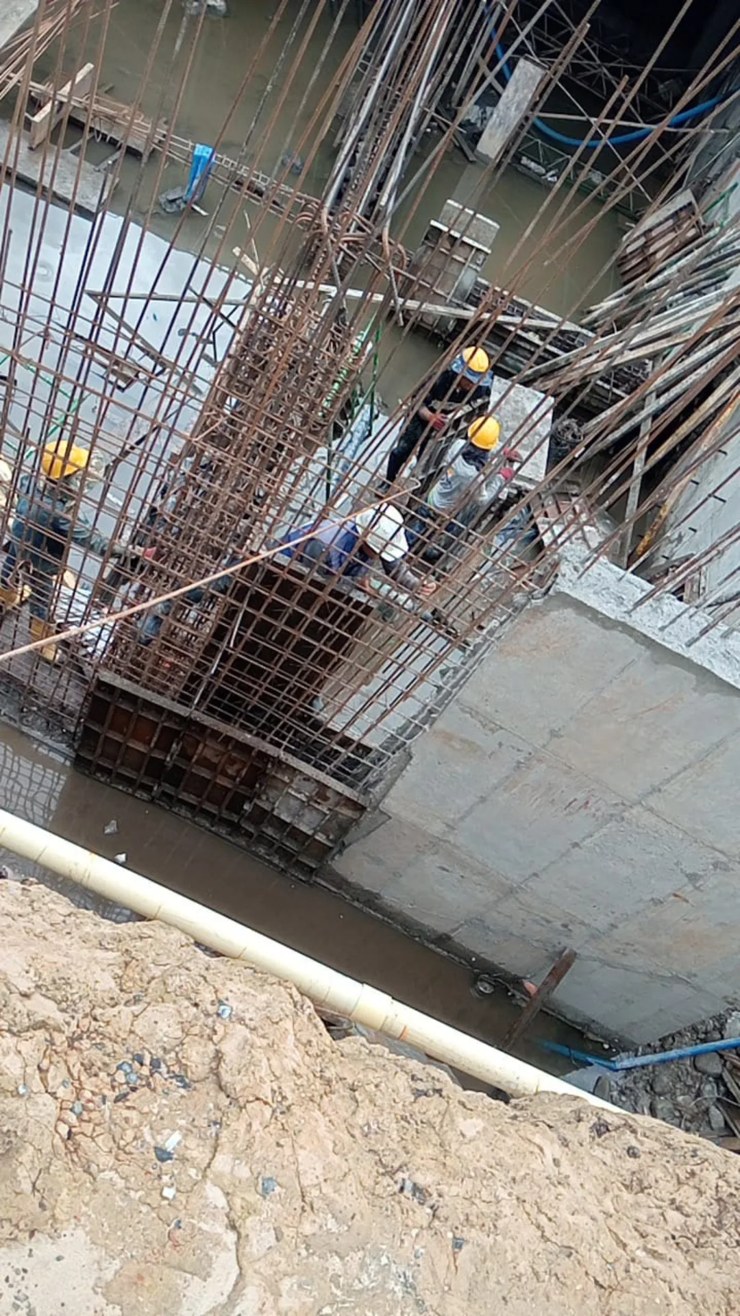 Cuadrilla en la cimentación, manejando el agua del terreno - Contratista de Construcción en Medellín - Ramiro Goez Construcciones