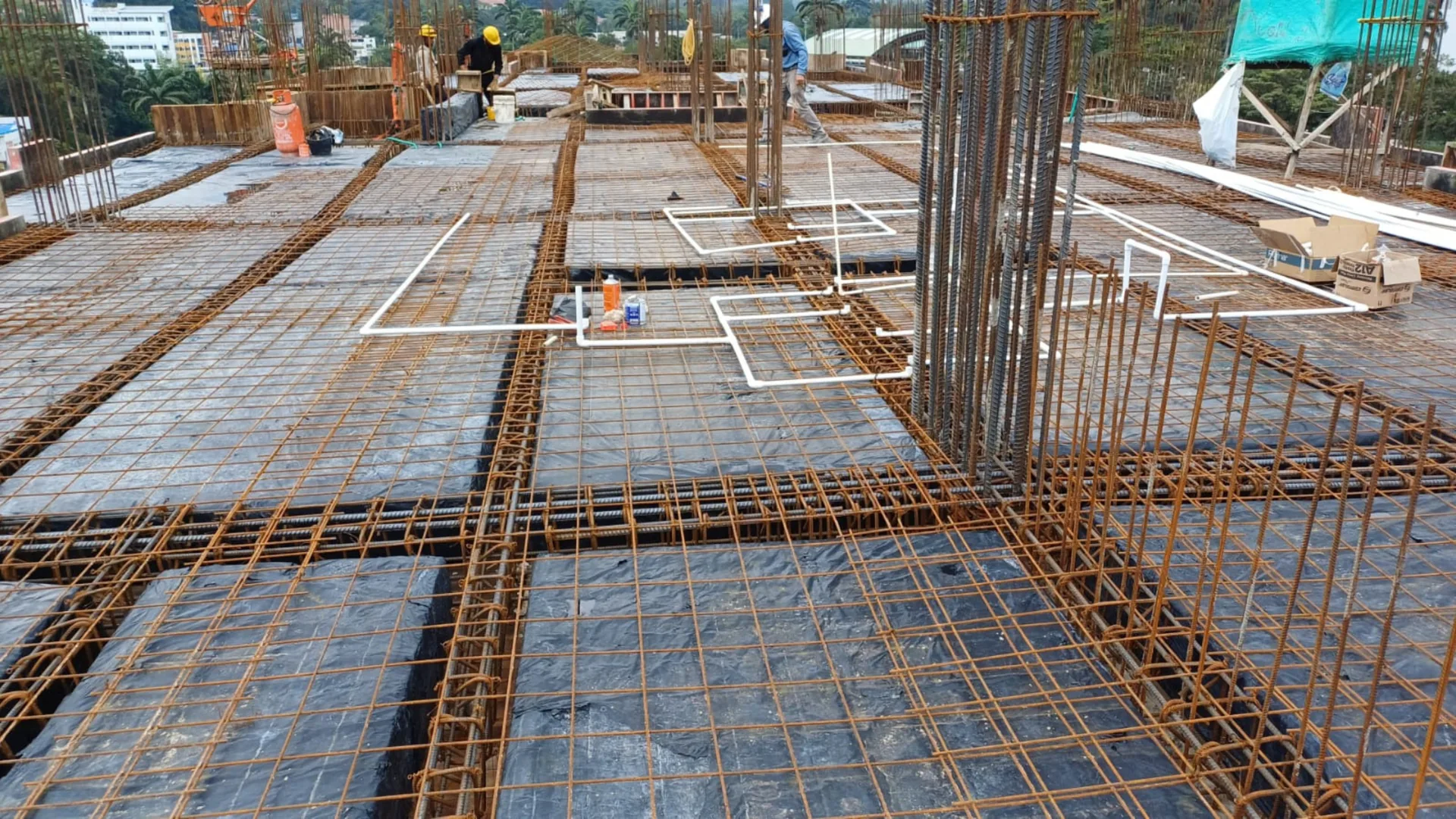 Placa con casetones, malla y la tubería de agua potable embebida - Estructura en Medellín - Ramiro Goez Construcciones