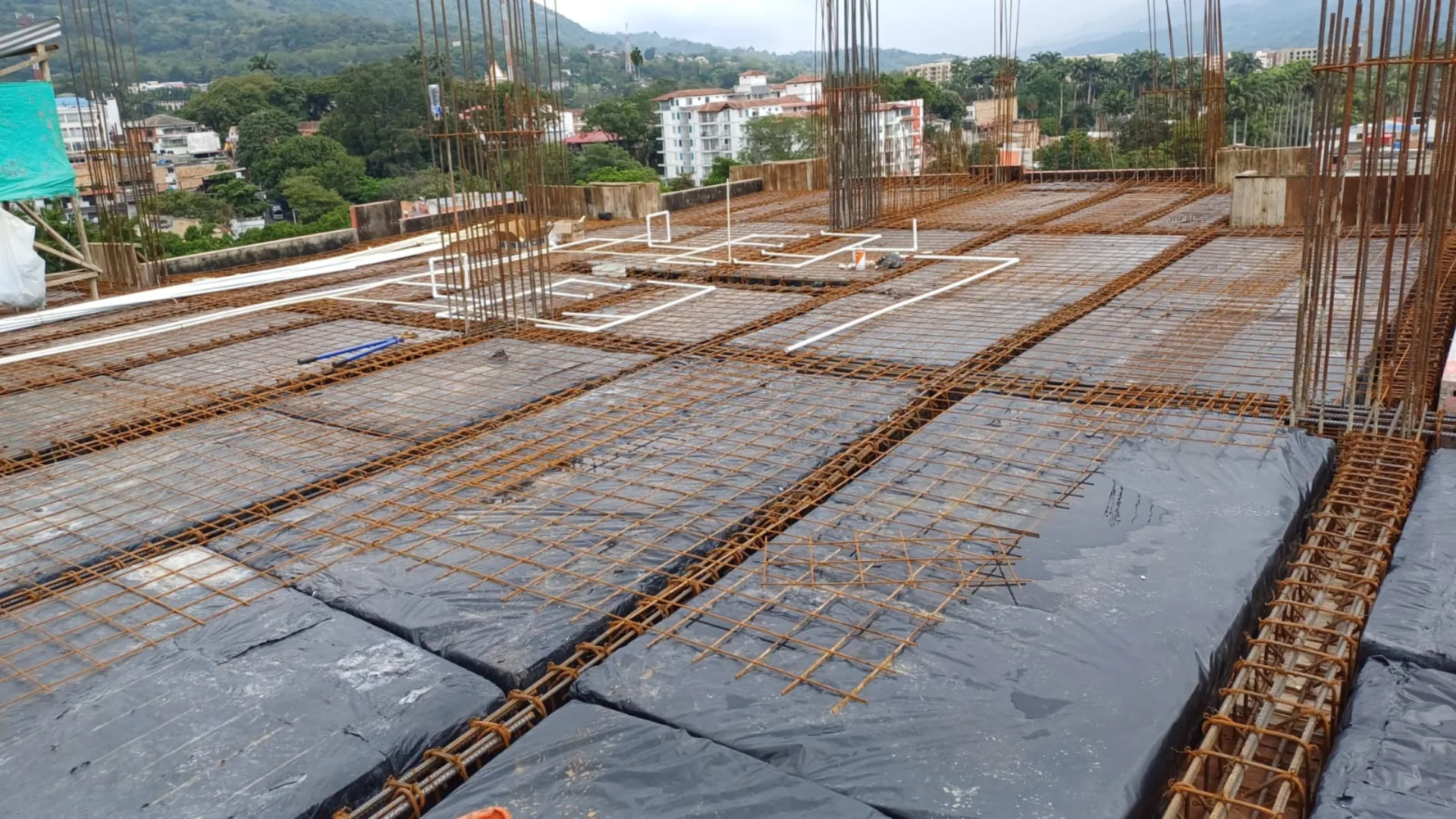 Placa lista para fundir: casetones, malla y redes de agua - Estructura en Medellín - Ramiro Goez Construcciones