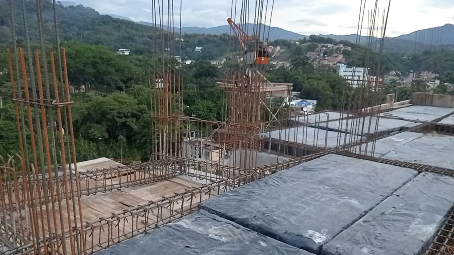 Placa aligerada y pluma grúa para subir el material - Estructura en Medellín - Ramiro Goez Construcciones
