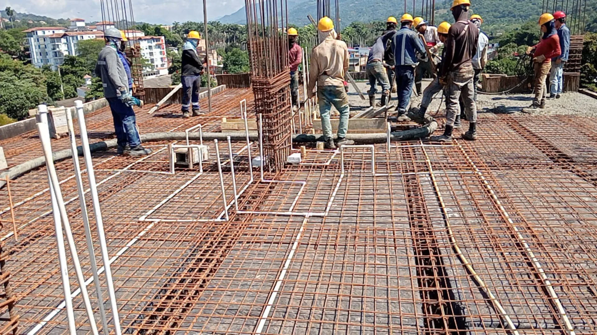 Fundida de la placa de entrepiso con la cuadrilla completa - Estructura en Medellín - Ramiro Goez Construcciones