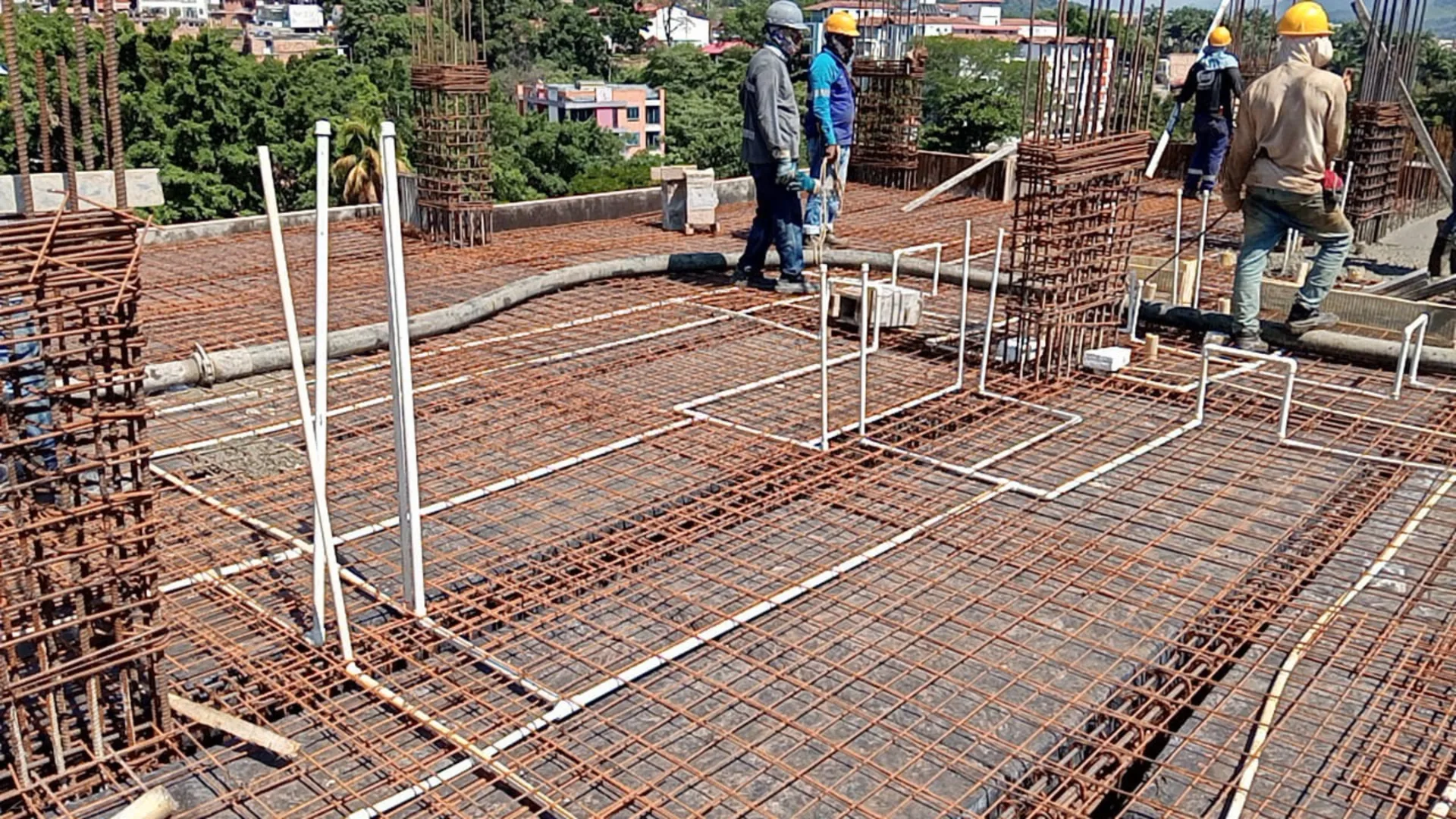Fundida de la placa con las tuberías embebidas ya colocadas - Estructura en Medellín - Ramiro Goez Construcciones