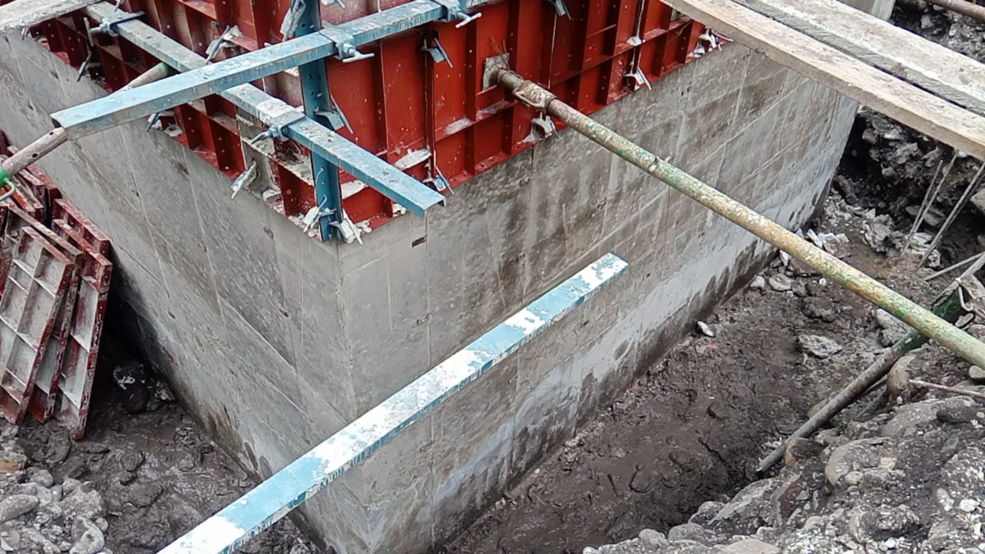 Desencofrado de un muro en concreto con formaleta metálica y parales - Estructura en Medellín - Ramiro Goez Construcciones