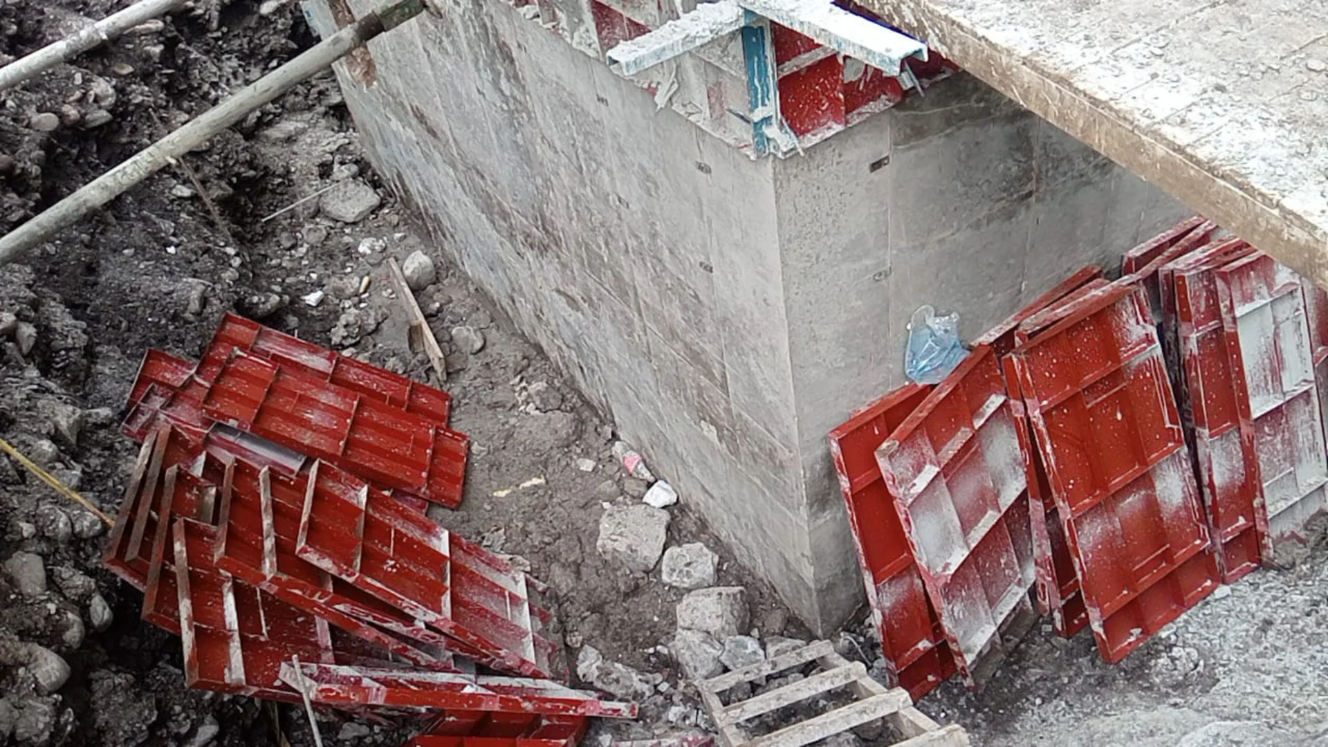 Desencofrado de un muro en concreto - Estructura en Medellín - Ramiro Goez Construcciones