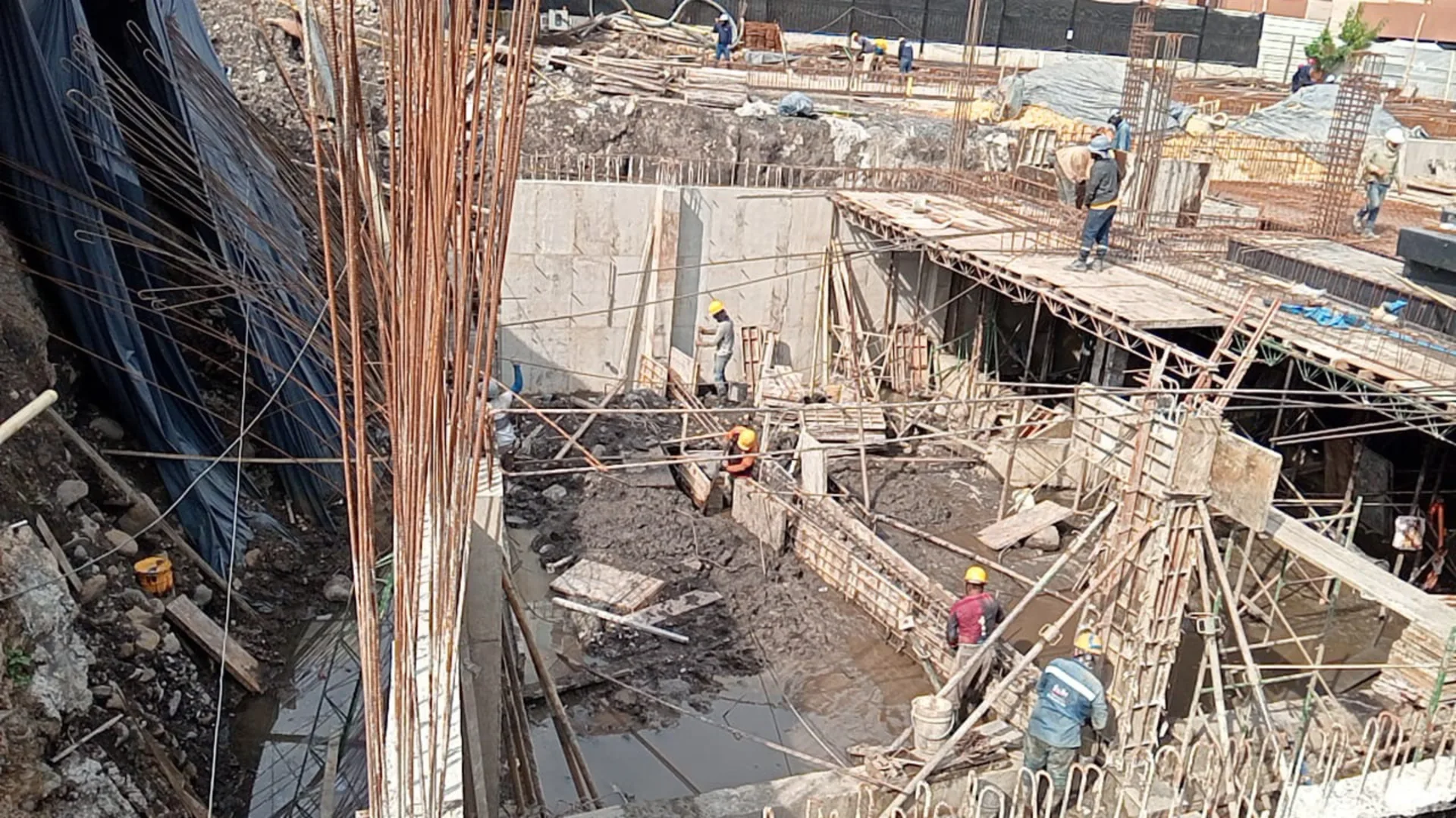 Cuadrilla en la cimentación: zapatas, vigas y columnas - Estructura en Medellín - Ramiro Goez Construcciones