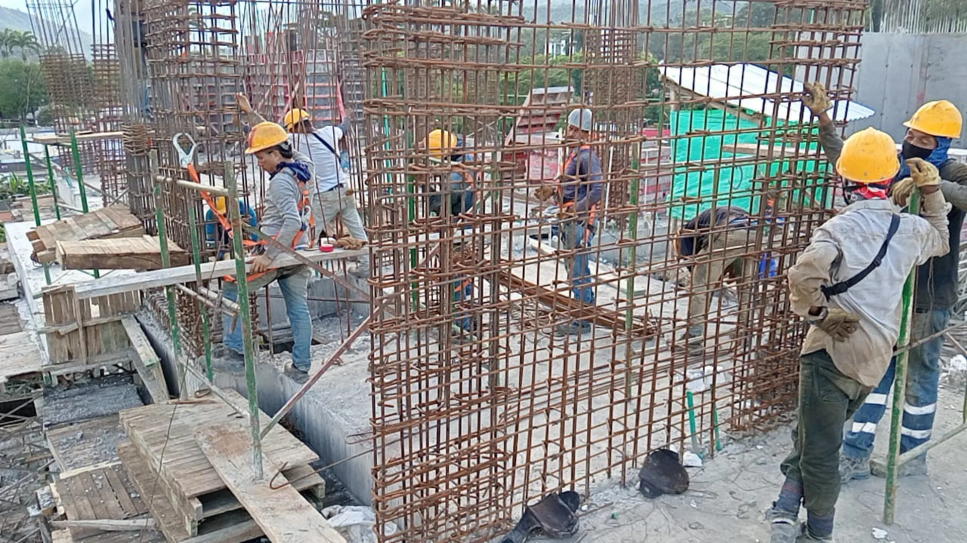 Figurado y amarre del hierro para muros y columnas - Estructura en Medellín - Ramiro Goez Construcciones