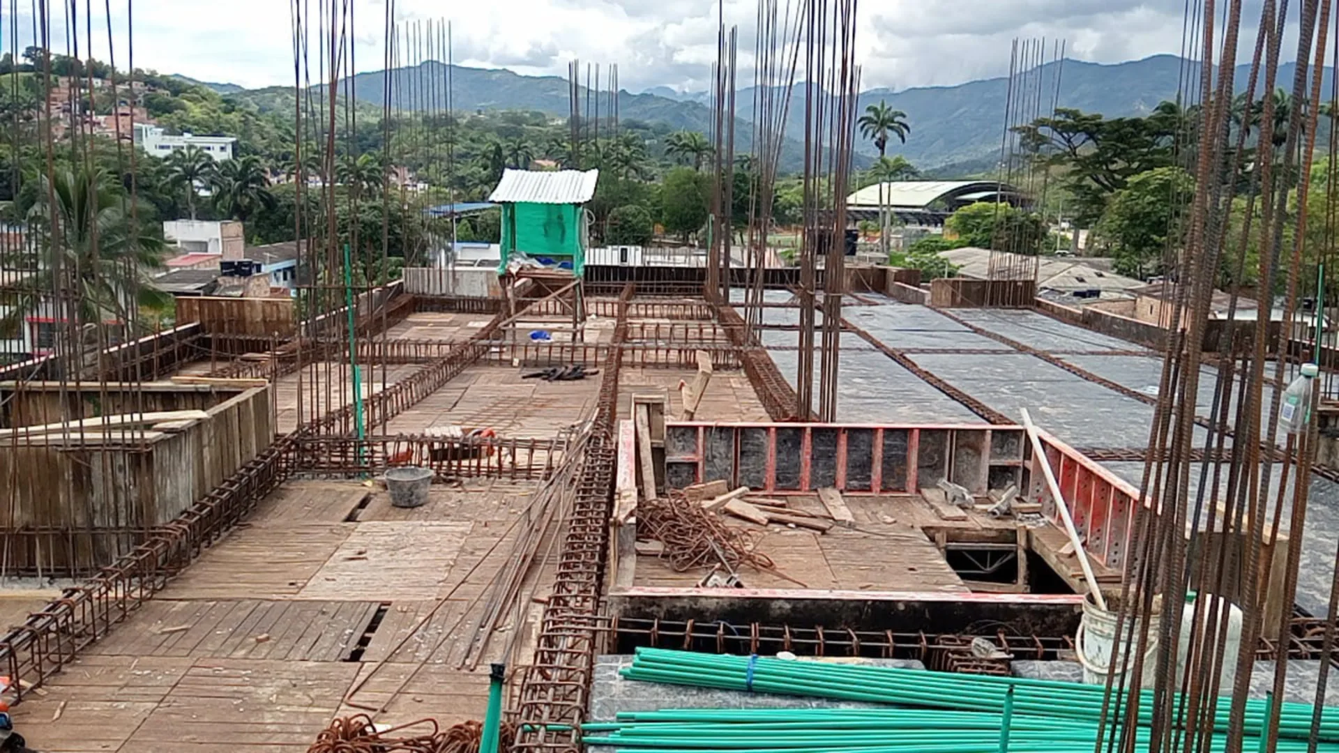 Vigas de la placa armadas en varilla - Estructura en Medellín - Ramiro Goez Construcciones