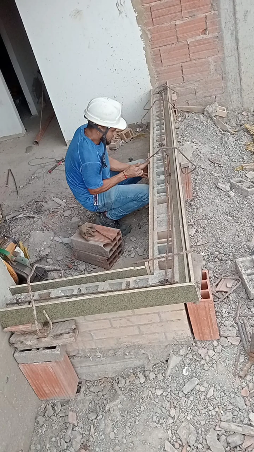 Formaleteado de una vigueta de amarre sobre el muro - Estructura en Medellín - Ramiro Goez Construcciones