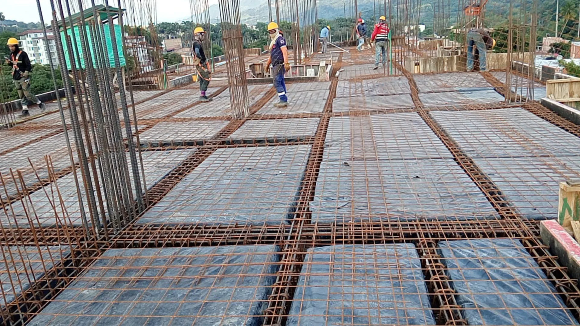 Placa aligerada con casetones y malla electrosoldada, lista para fundir - Estructura en Medellín - Ramiro Goez Construcciones