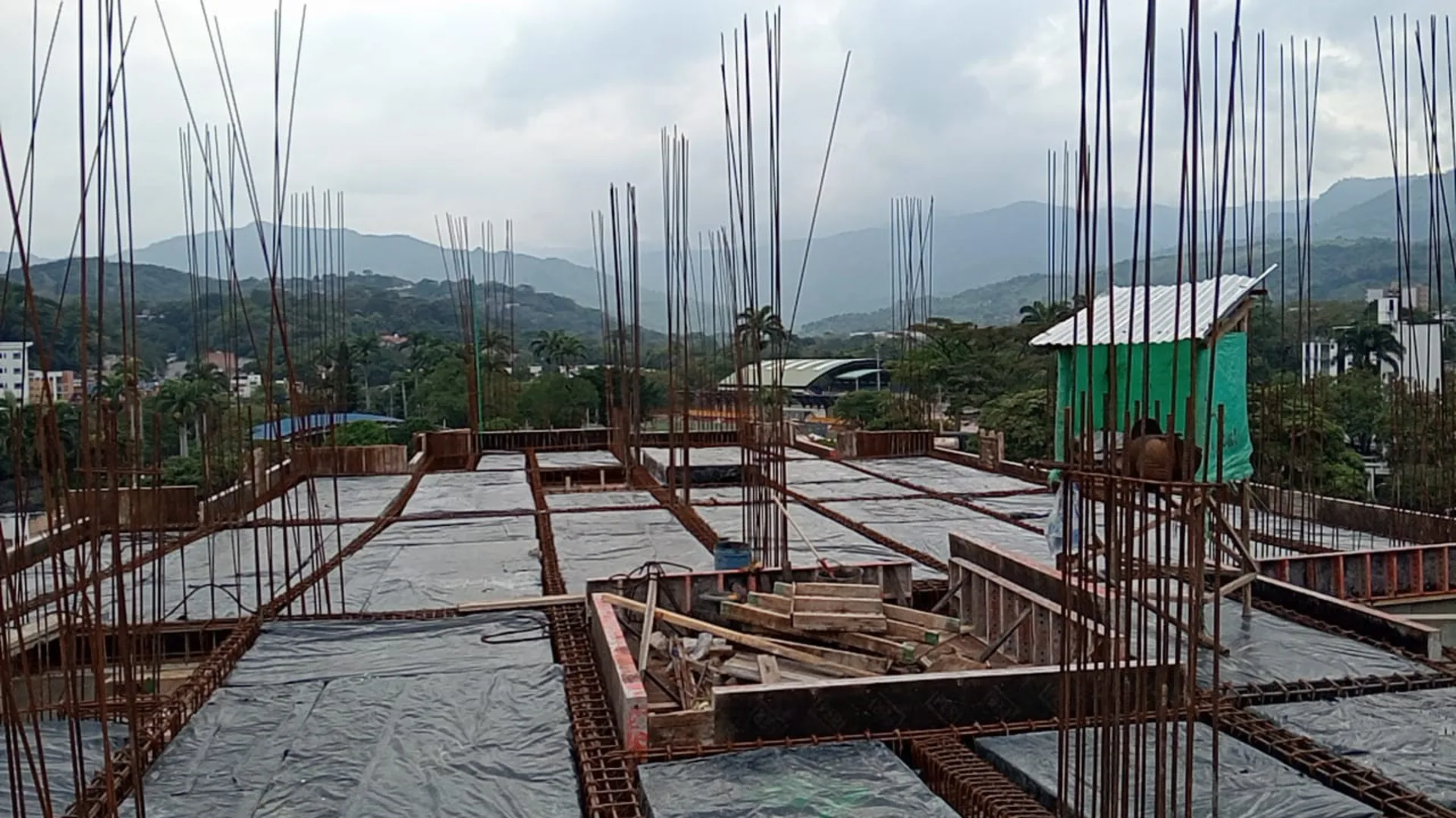 Casetones colocados en la placa, antes de tender la malla - Estructura en Medellín - Ramiro Goez Construcciones