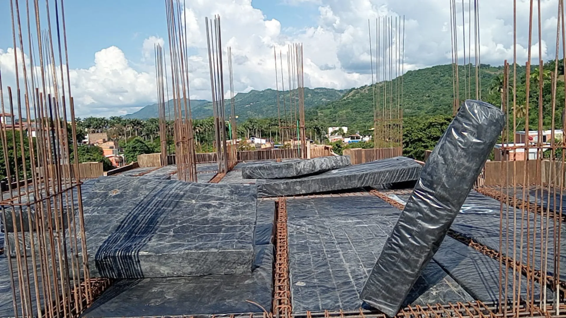Colocando los casetones sobre la placa aligerada - Estructura en Medellín - Ramiro Goez Construcciones