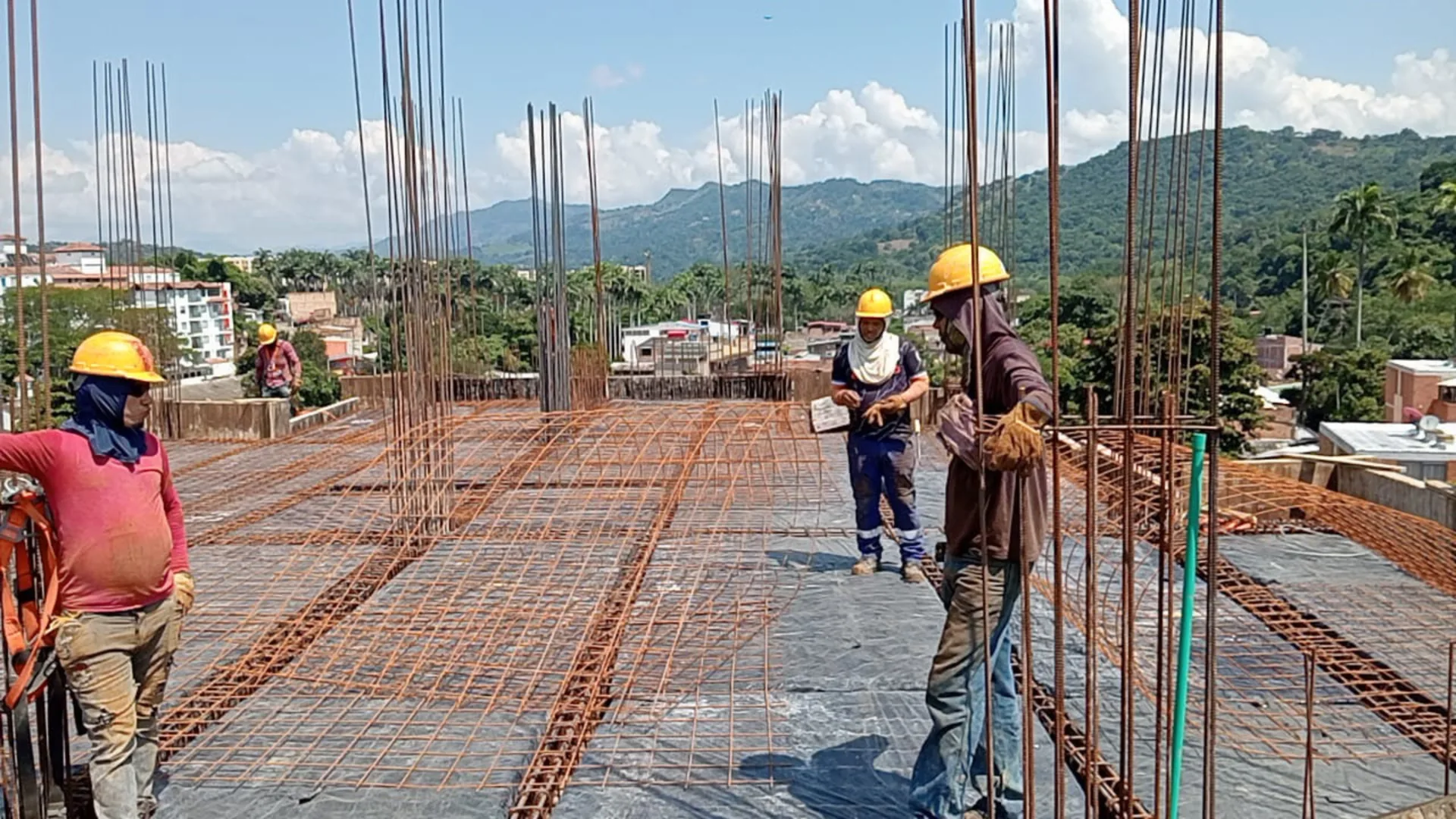 Tendido de la malla electrosoldada sobre la placa - Estructura en Medellín - Ramiro Goez Construcciones