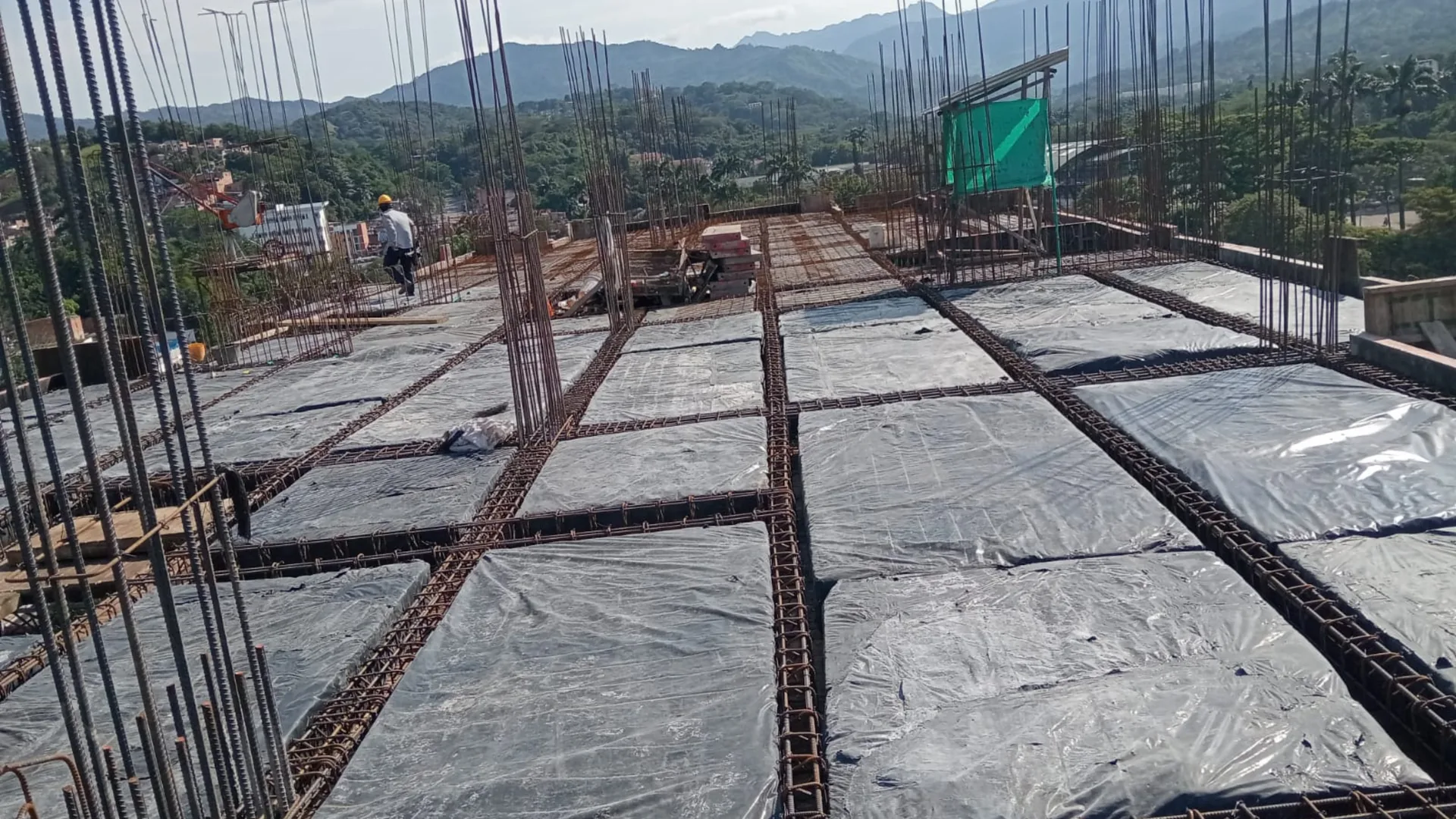 Placa con casetones y los hierros de refuerzo por amarrar - Estructura en Medellín - Ramiro Goez Construcciones