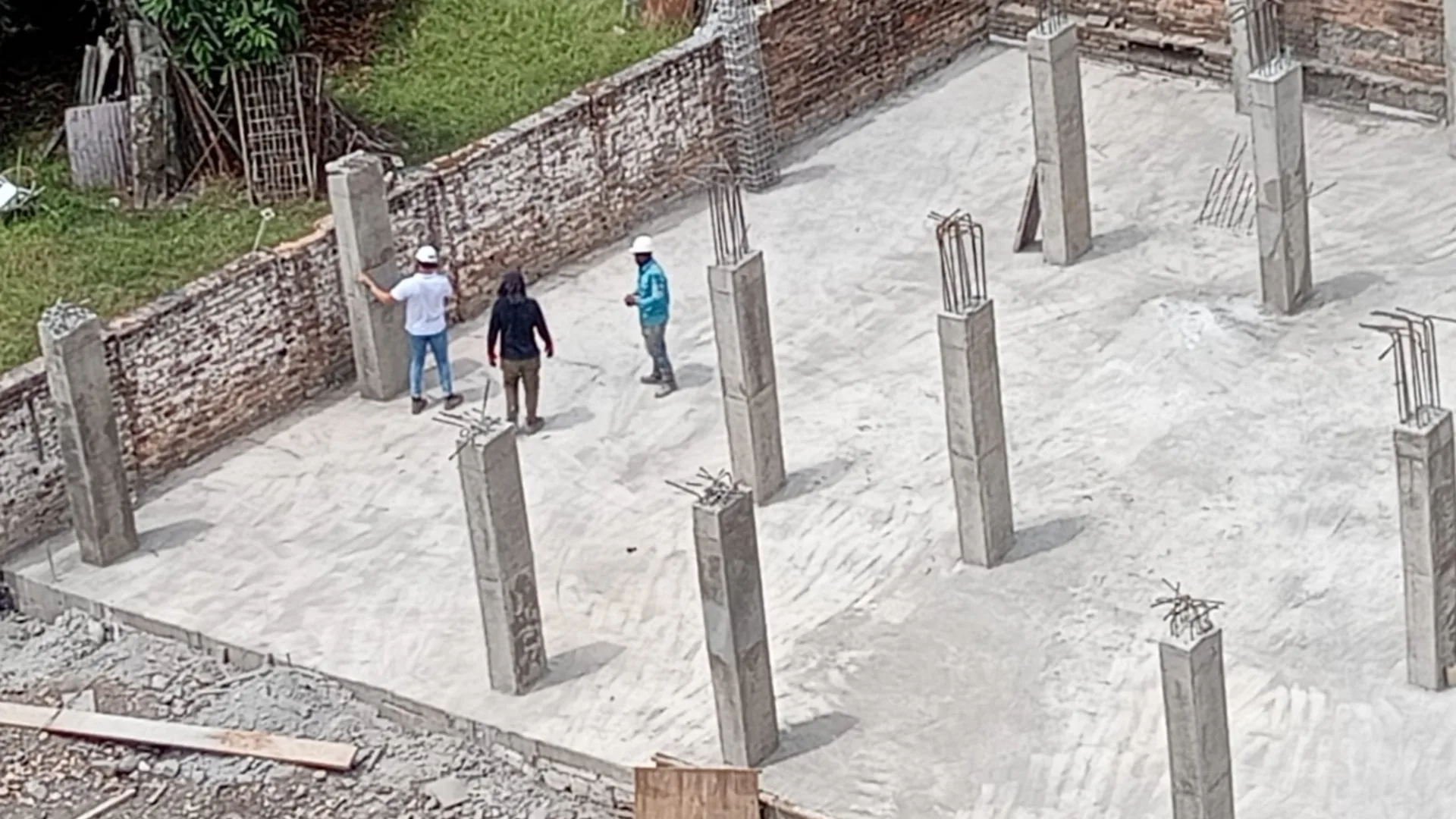 Revisión de las columnas en obra con el ingeniero y el maestro - Maestro de Obra en Medellín - Ramiro Goez Construcciones