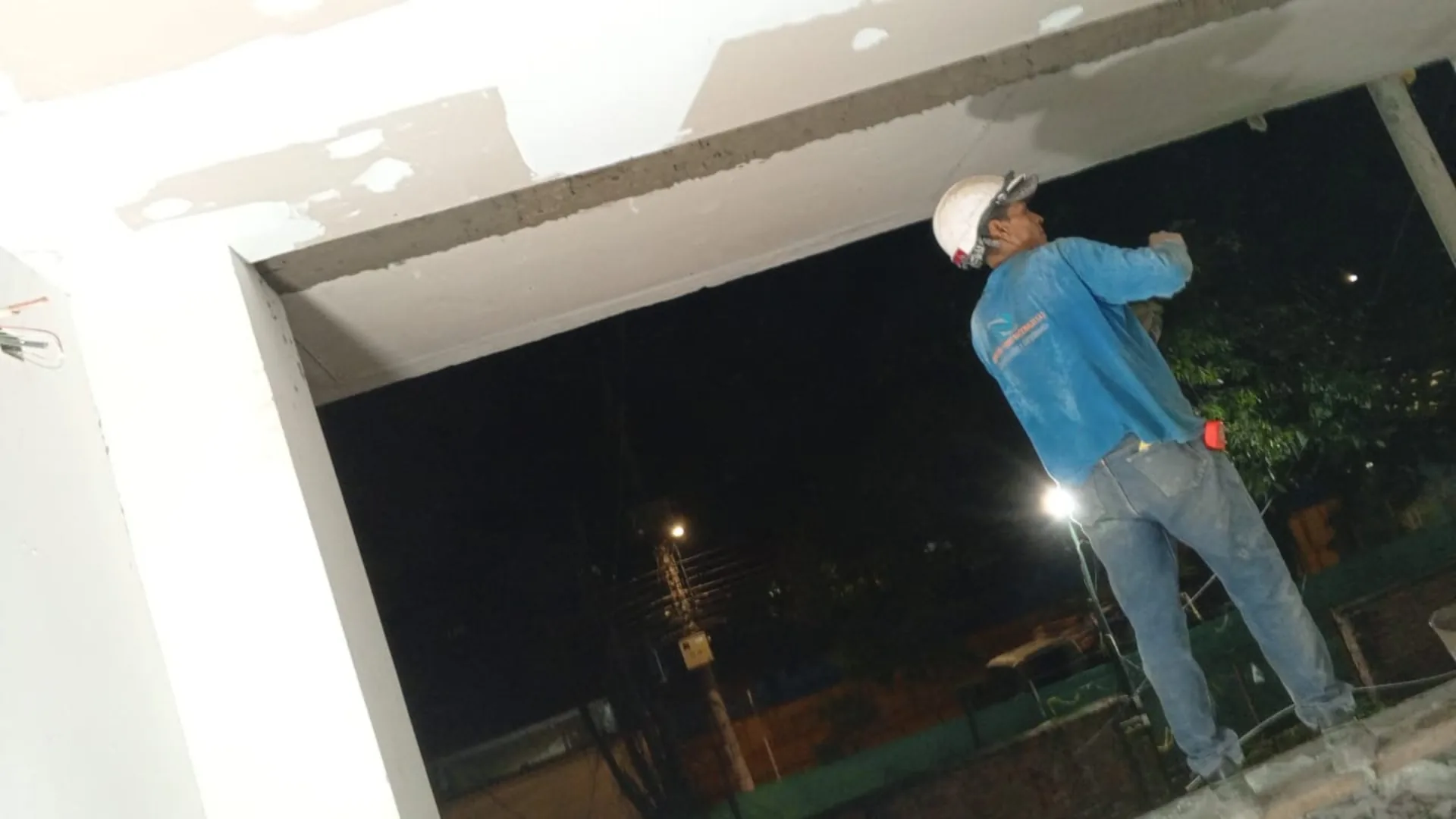 El maestro tomando medidas del dintel de una ventana - Maestro de Obra en Medellín - Ramiro Goez Construcciones