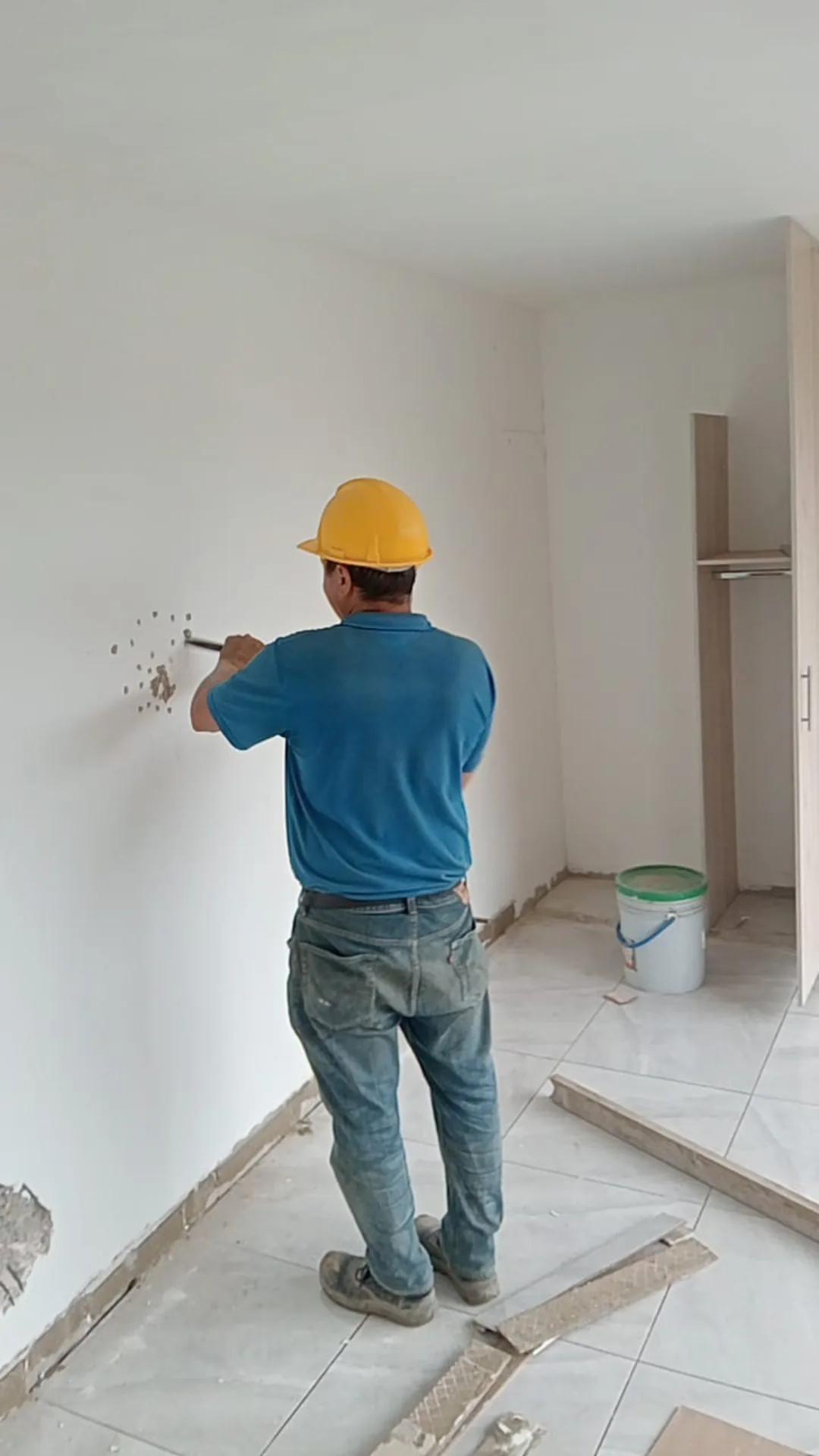 El maestro picando con puntero y maceta - Maestro de Obra en Medellín - Ramiro Goez Construcciones