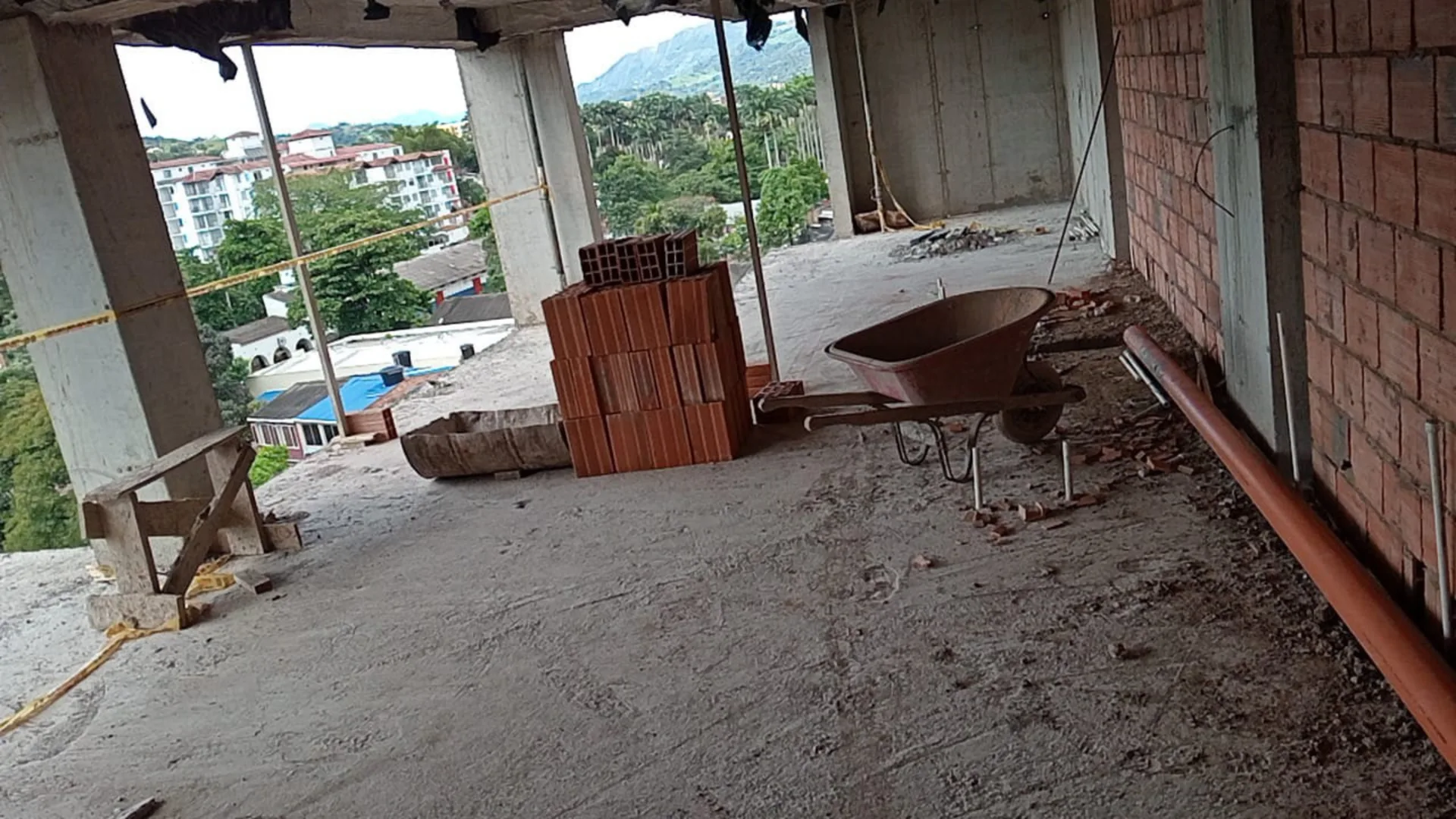 Bloque, batea y carretilla en el frente de mampostería - Mampostería en Medellín - Ramiro Goez Construcciones