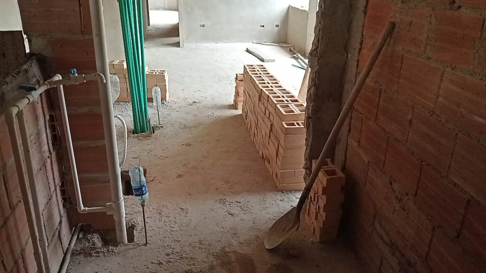 Pasillo de obra con ladrillo prensado y las redes por instalar - Mampostería en Medellín - Ramiro Goez Construcciones