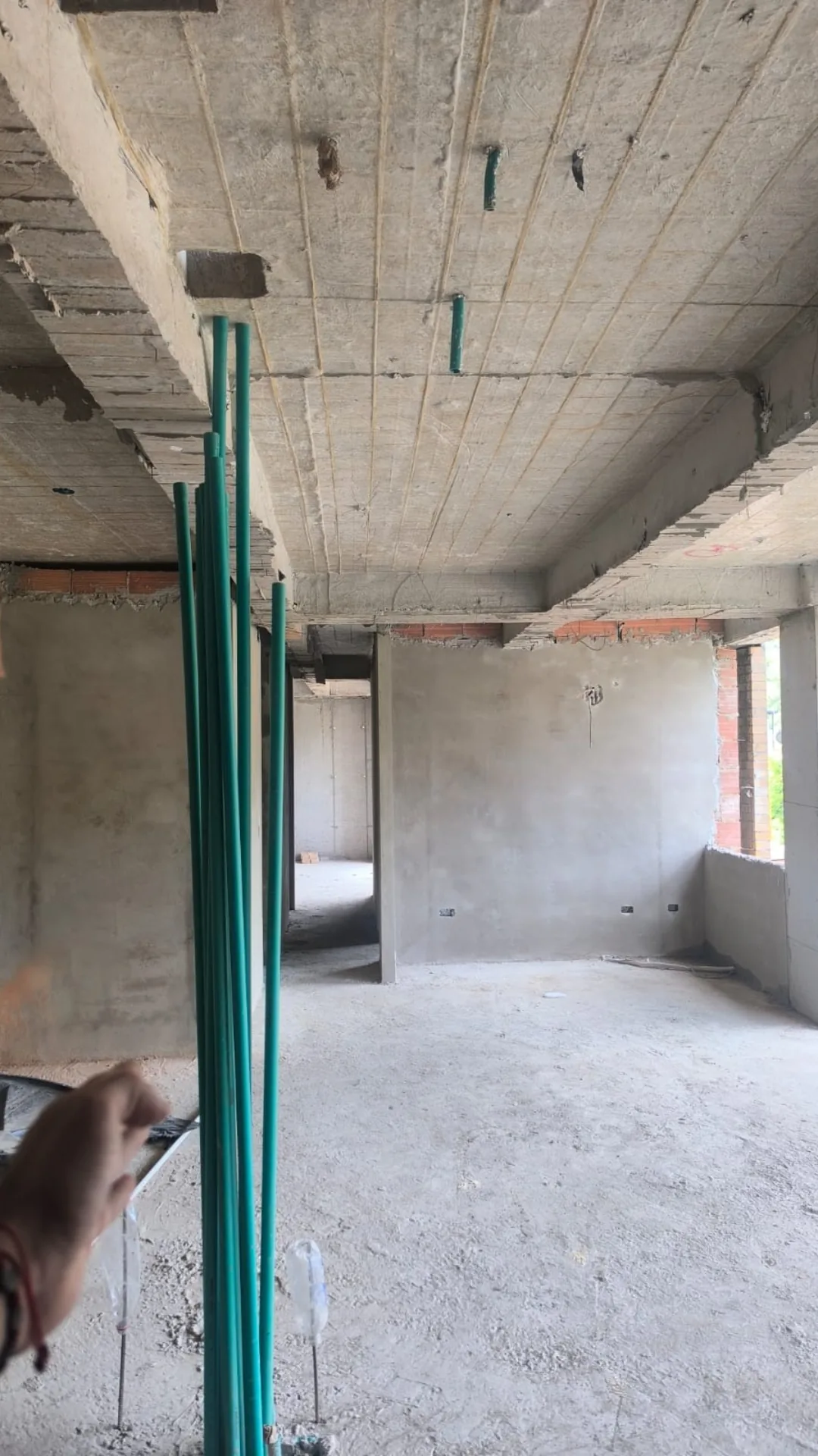 El maestro marca el trazado del muro con los tubos eléctricos ya pasados - Mampostería en Medellín - Ramiro Goez Construcciones