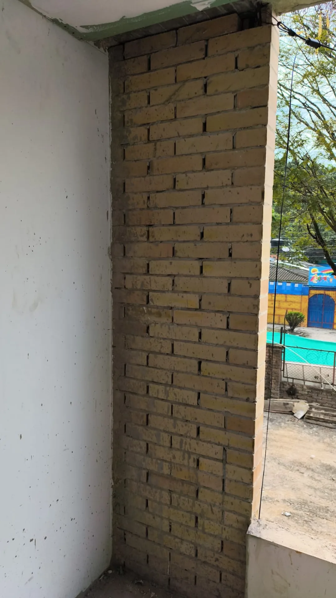 Muro en ladrillo prensado a la vista para fachada - Mampostería en Medellín - Ramiro Goez Construcciones