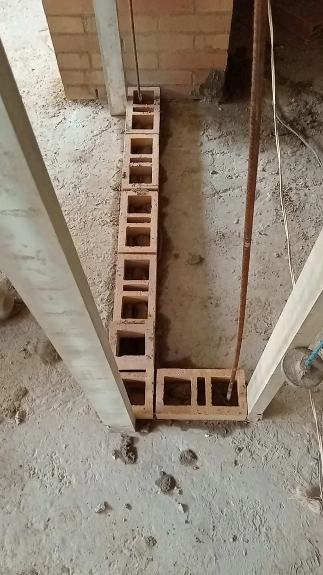 Colocando las boquilleras (guías) para levantar el muro en ladrillo - Mampostería en Medellín - Ramiro Goez Construcciones