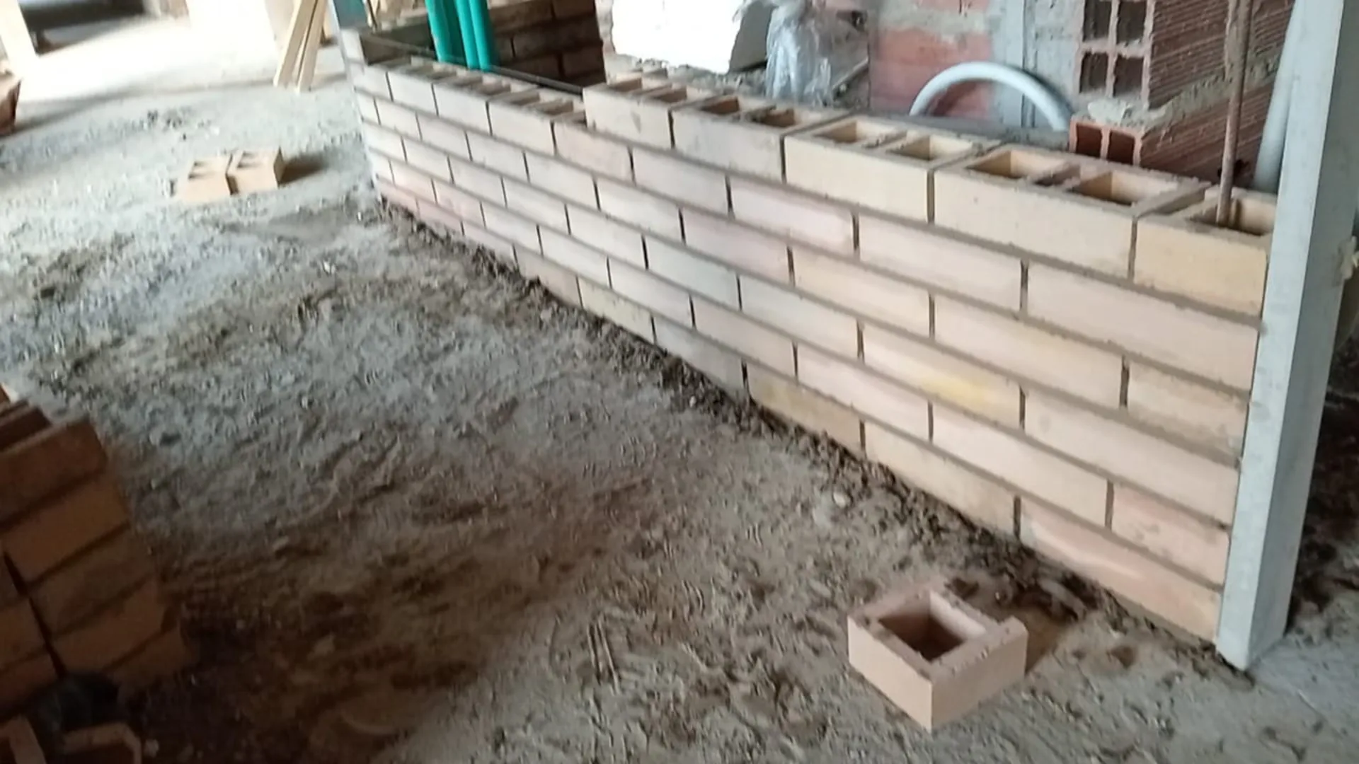 Muro guiado con boquilleras e hilo para mantener el plomo y el nivel - Mampostería en Medellín - Ramiro Goez Construcciones