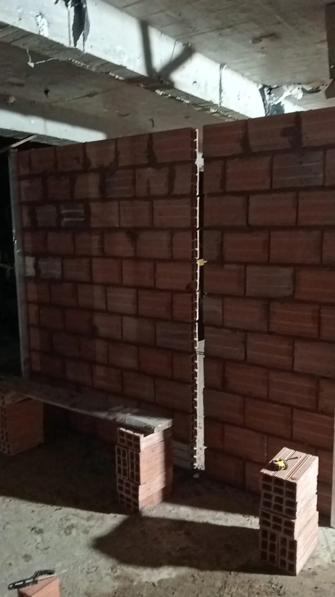 Muro de bloque recién levantado a plomo - Mampostería en Medellín - Ramiro Goez Construcciones