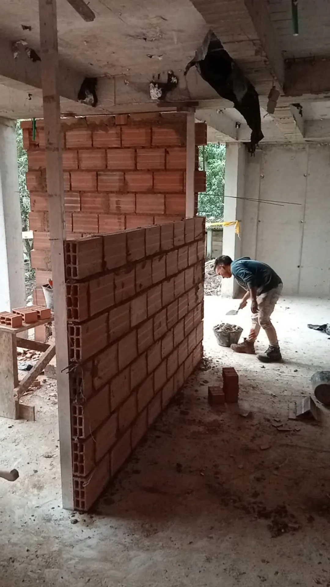 Muro de bloque recién levantado y aseo de la zona de trabajo - Mampostería en Medellín - Ramiro Goez Construcciones