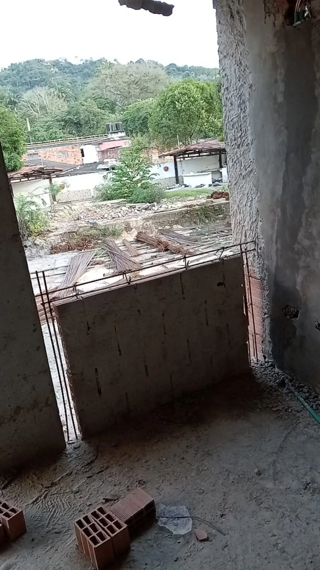 Muro con el salpicado (zarpeo), listo para pañetar - Pañetador en Medellín - Ramiro Goez Construcciones
