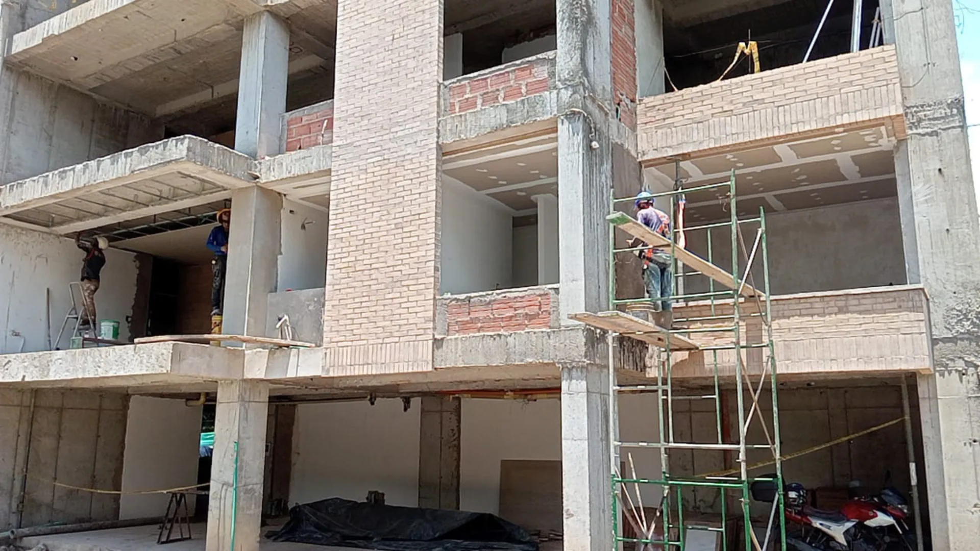 Edificio en obra: instalación de drywall y pañete de fachada desde andamio - Pañetador en Medellín - Ramiro Goez Construcciones