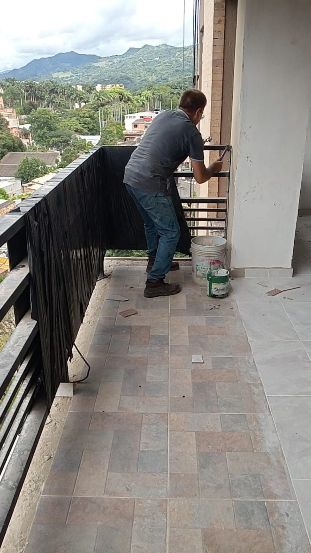 Instalación de la reja de un balcón - Remodelación de Apartamentos en Medellín - Ramiro Goez Construcciones