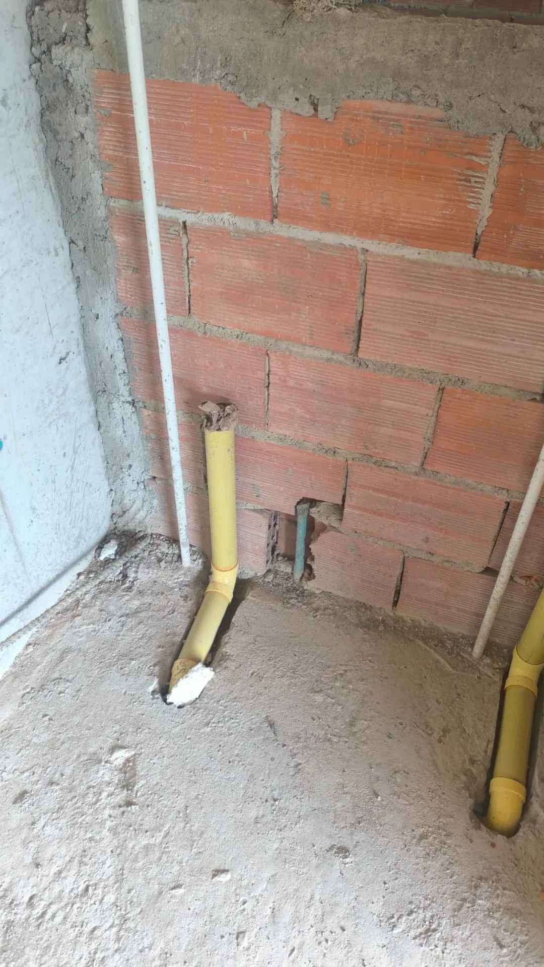 Baño sin terminar, con la tubería de agua y desagüe lista - Remodelación de Baños en Medellín - Ramiro Goez Construcciones