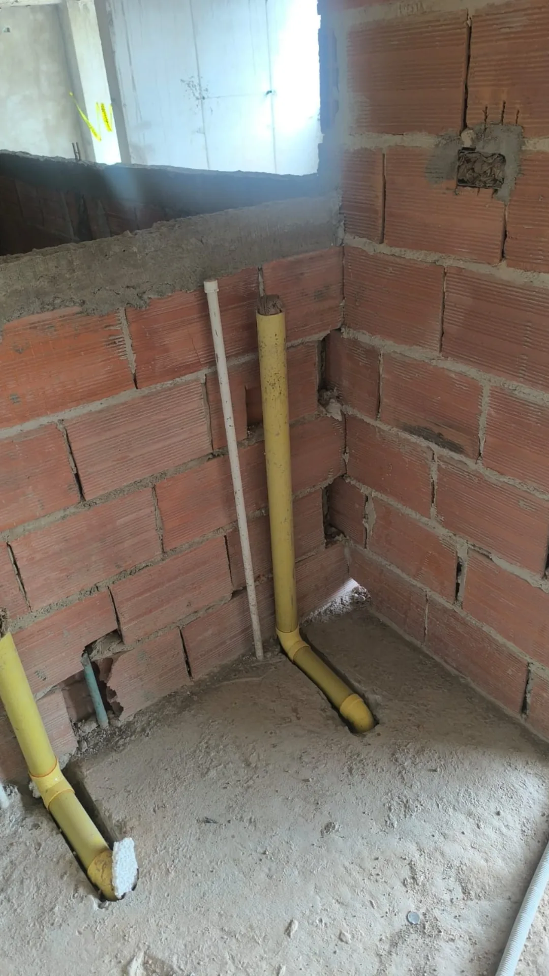 Baño en obra: puntos de agua potable y desagüe instalados - Remodelación de Baños en Medellín - Ramiro Goez Construcciones