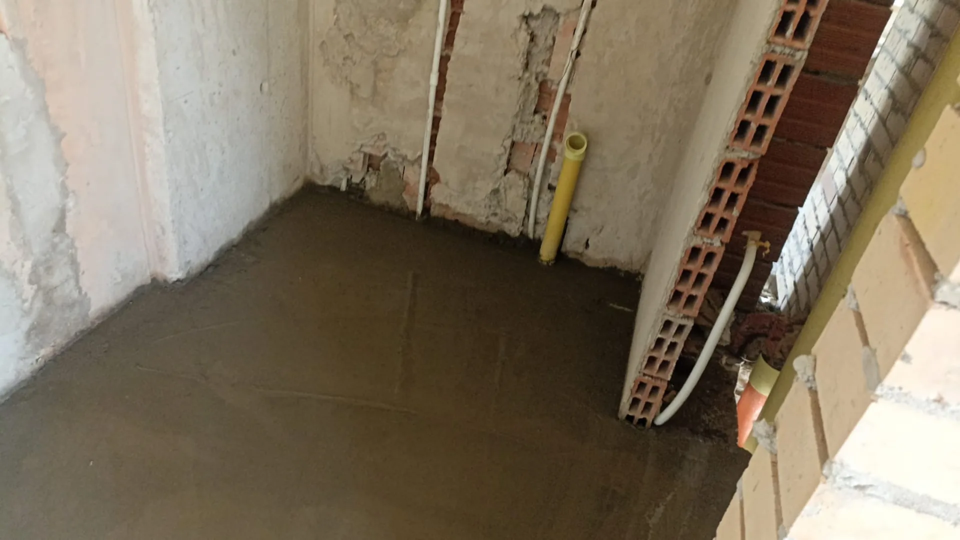Sobrepiso del baño recién fundido, listo para enchapar - Remodelación de Baños en Medellín - Ramiro Goez Construcciones