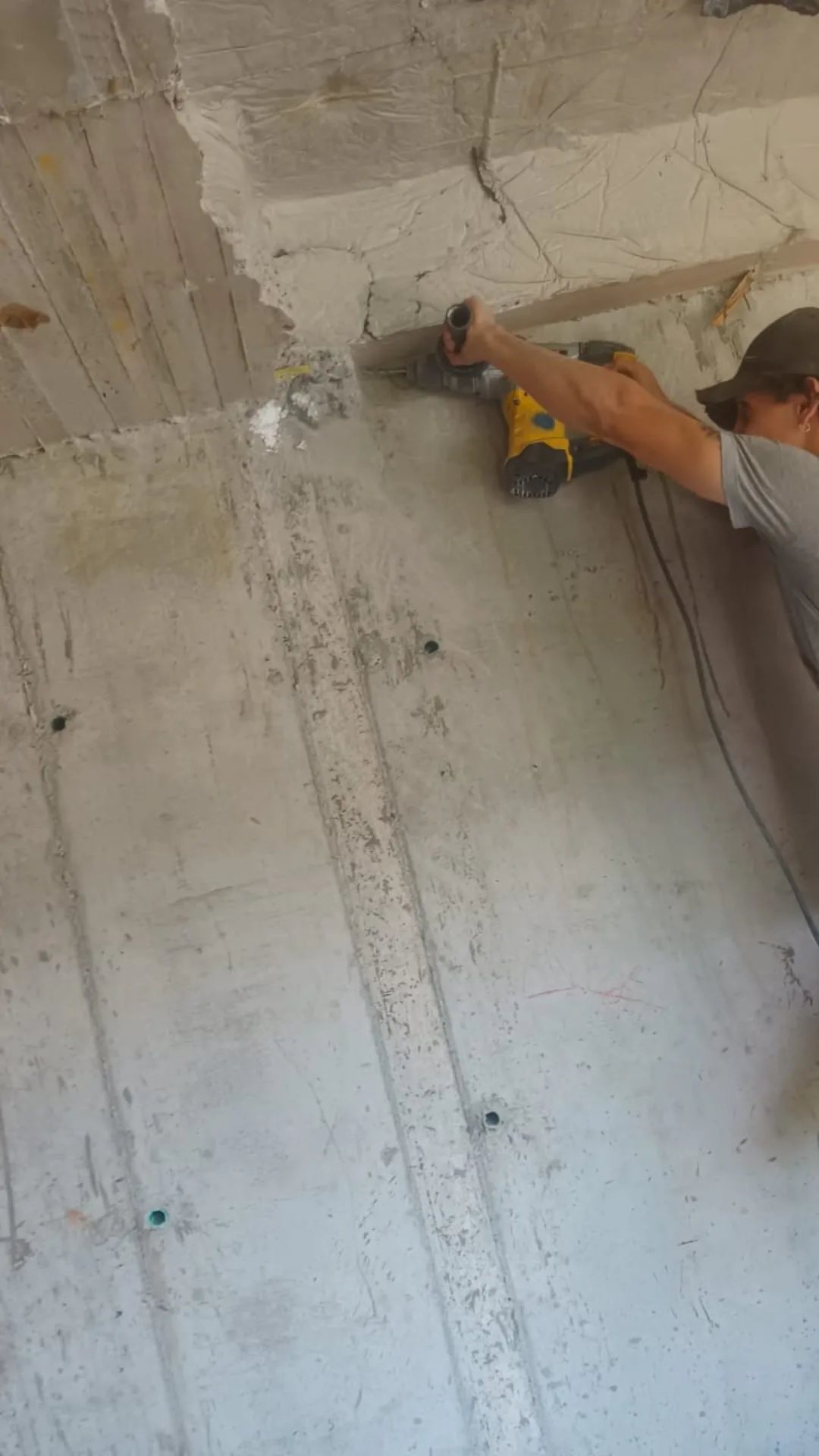 Retiro de la rebaba de concreto de una viga con rotomartillo - Remodelación de Casas en Medellín - Ramiro Goez Construcciones