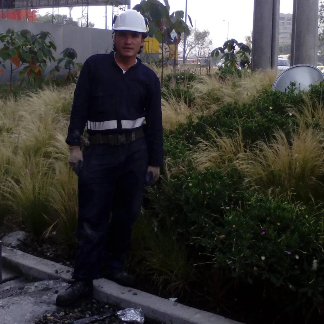 Ramiro Goez con casco en obra, dirigiendo a las cuadrillas