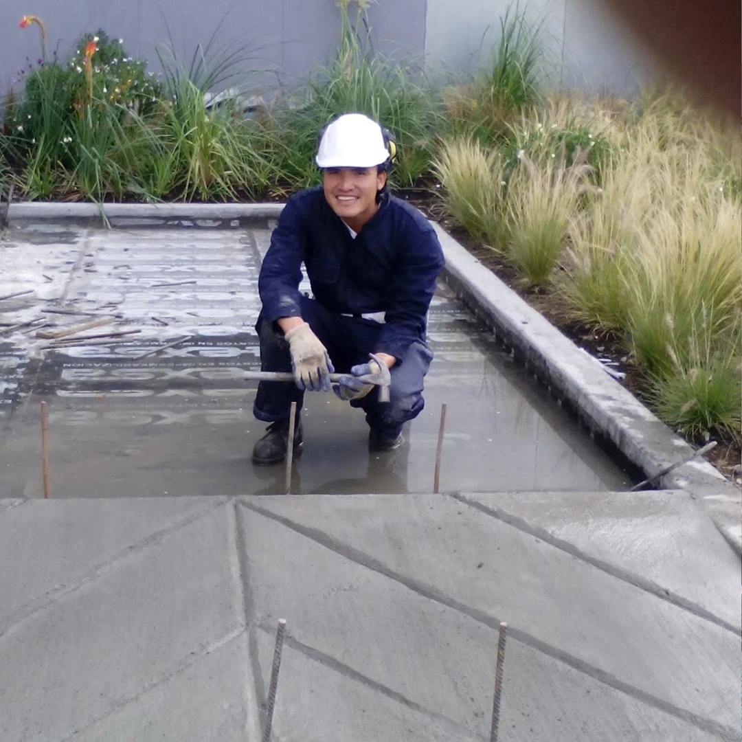 Ramiro Goez revisando el avance de una obra en sitio