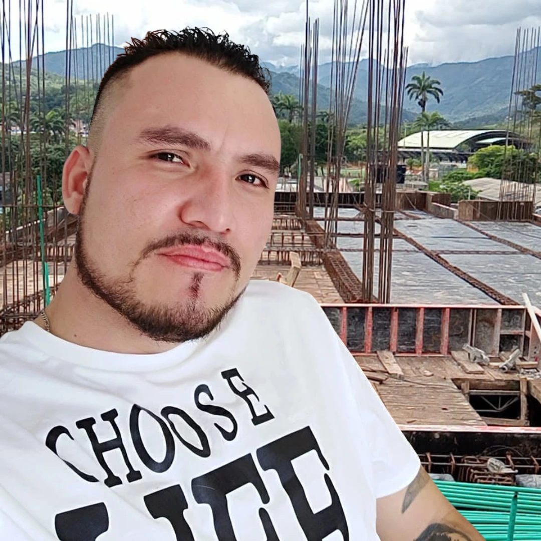 Ramiro Goez, contratista y maestro de obra, en una obra en Medellín